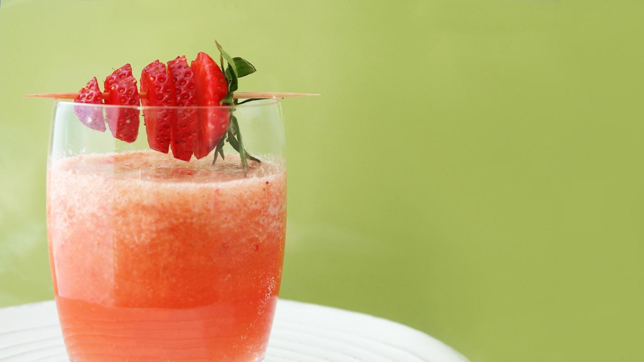 Strawberry Juice in Clear Drinking Glass. Wallpaper in 1280x720 Resolution