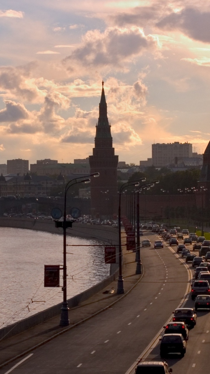 Skyline Der Stadt in Der Nähe Von Gewässern Unter Bewölktem Himmel Tagsüber. Wallpaper in 720x1280 Resolution