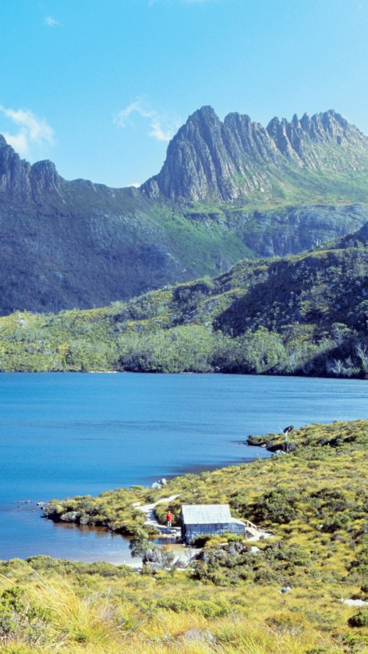 Montagnes Vertes Près D'un Plan D'eau Pendant la Journée. Wallpaper in 720x1280 Resolution