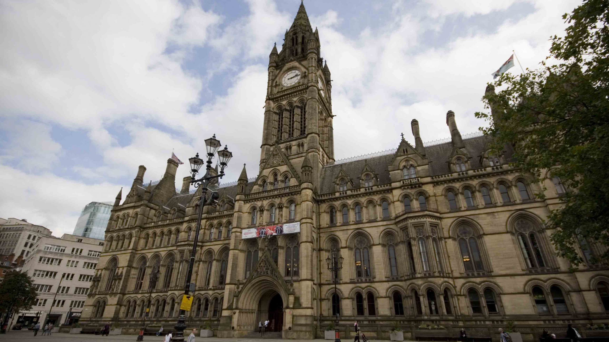 Leute, Die Tagsüber in Der Nähe Eines Braunen Betongebäudes Gehen. Wallpaper in 2560x1440 Resolution