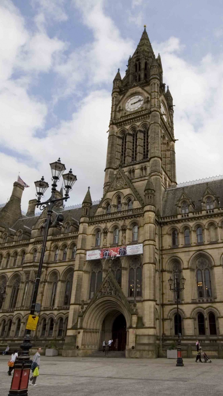 Leute, Die Tagsüber in Der Nähe Eines Braunen Betongebäudes Gehen. Wallpaper in 720x1280 Resolution