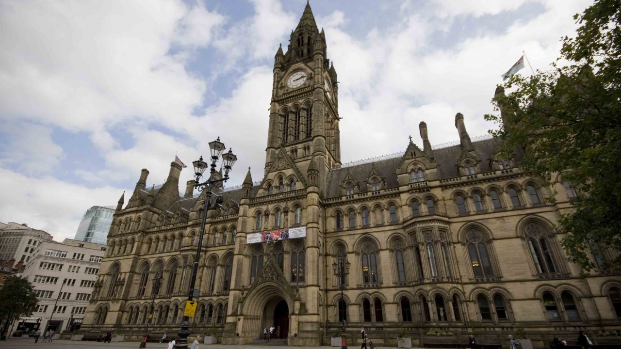Personnes Marchant Près D'un Bâtiment en Béton Brun Pendant la Journée. Wallpaper in 1280x720 Resolution