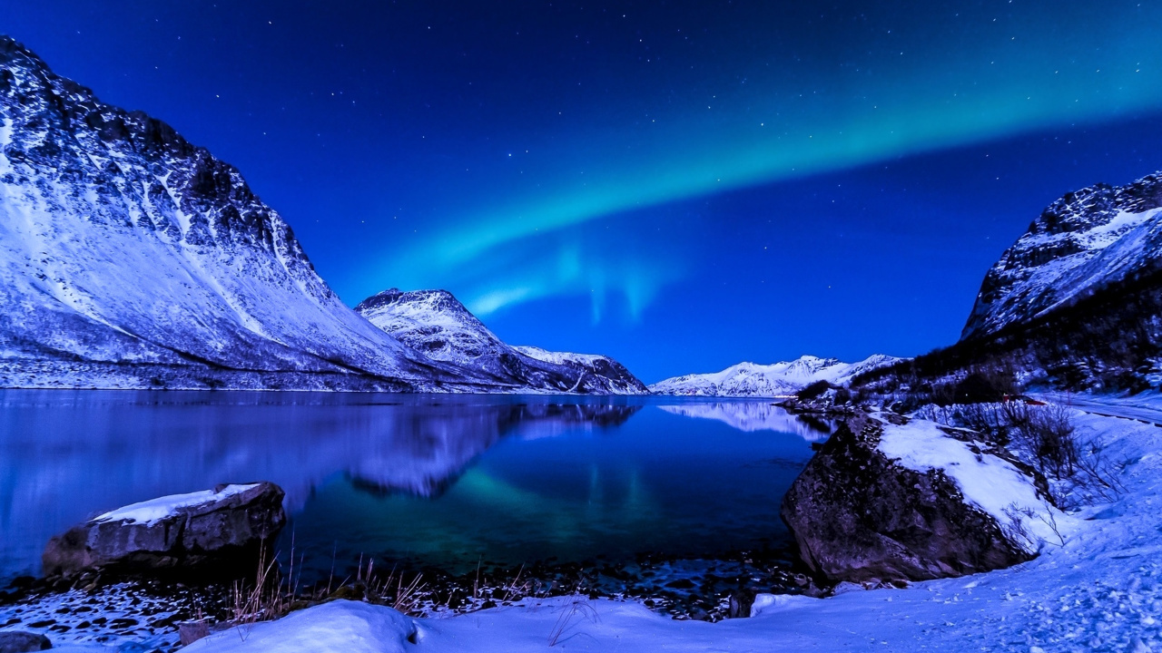 Montagne Couverte de Neige Près D'un Plan D'eau Pendant la Nuit. Wallpaper in 1280x720 Resolution