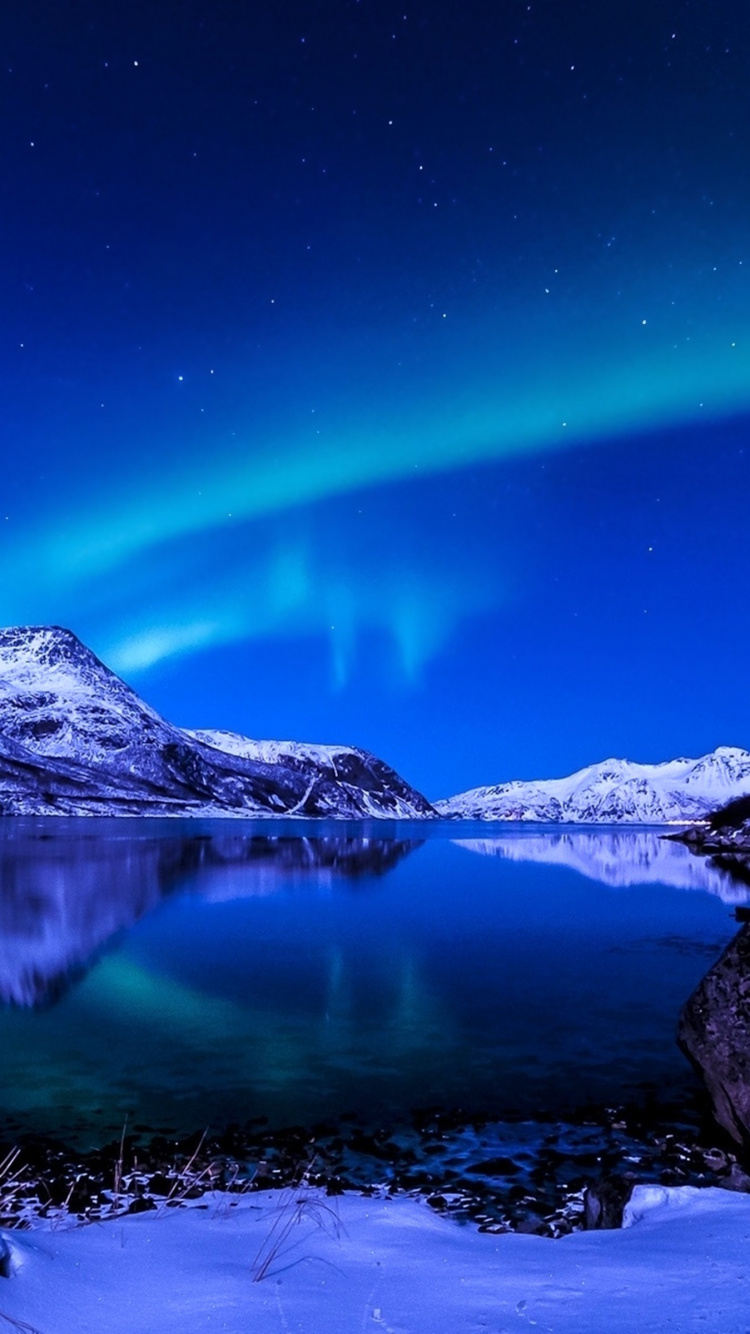 Montagne Couverte de Neige Près D'un Plan D'eau Pendant la Nuit. Wallpaper in 750x1334 Resolution