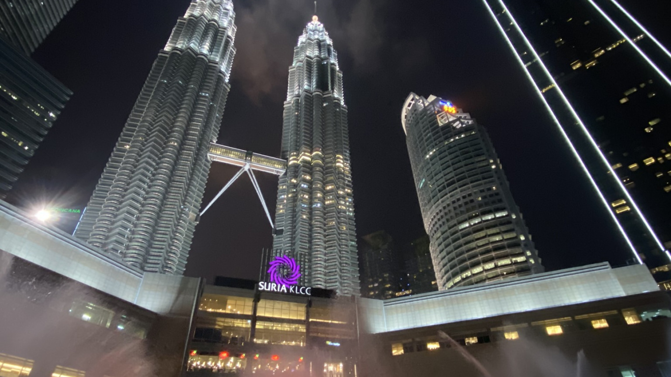 Tours Petronas, Kuala Lumpur, Malaisie, Les Tours Jumelles Petronas, Nuit. Wallpaper in 1366x768 Resolution