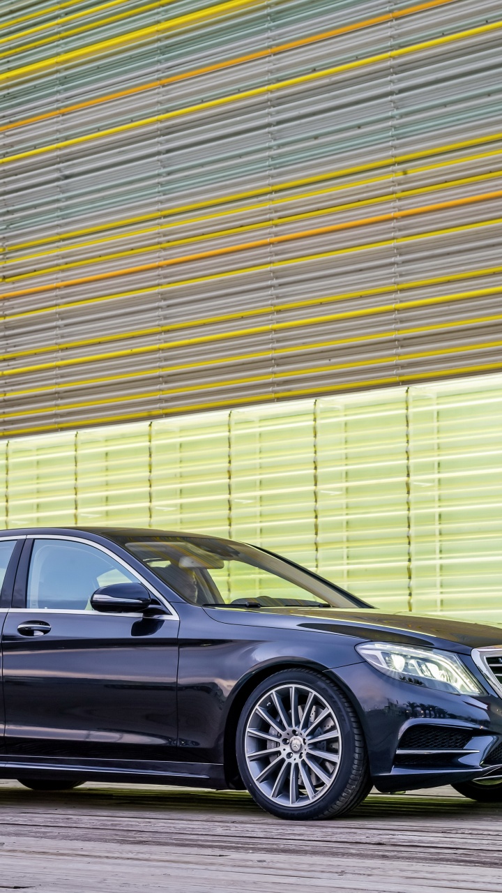 Mercedes Benz Coupe Negro Estacionado Junto a la Pared Marrón. Wallpaper in 720x1280 Resolution