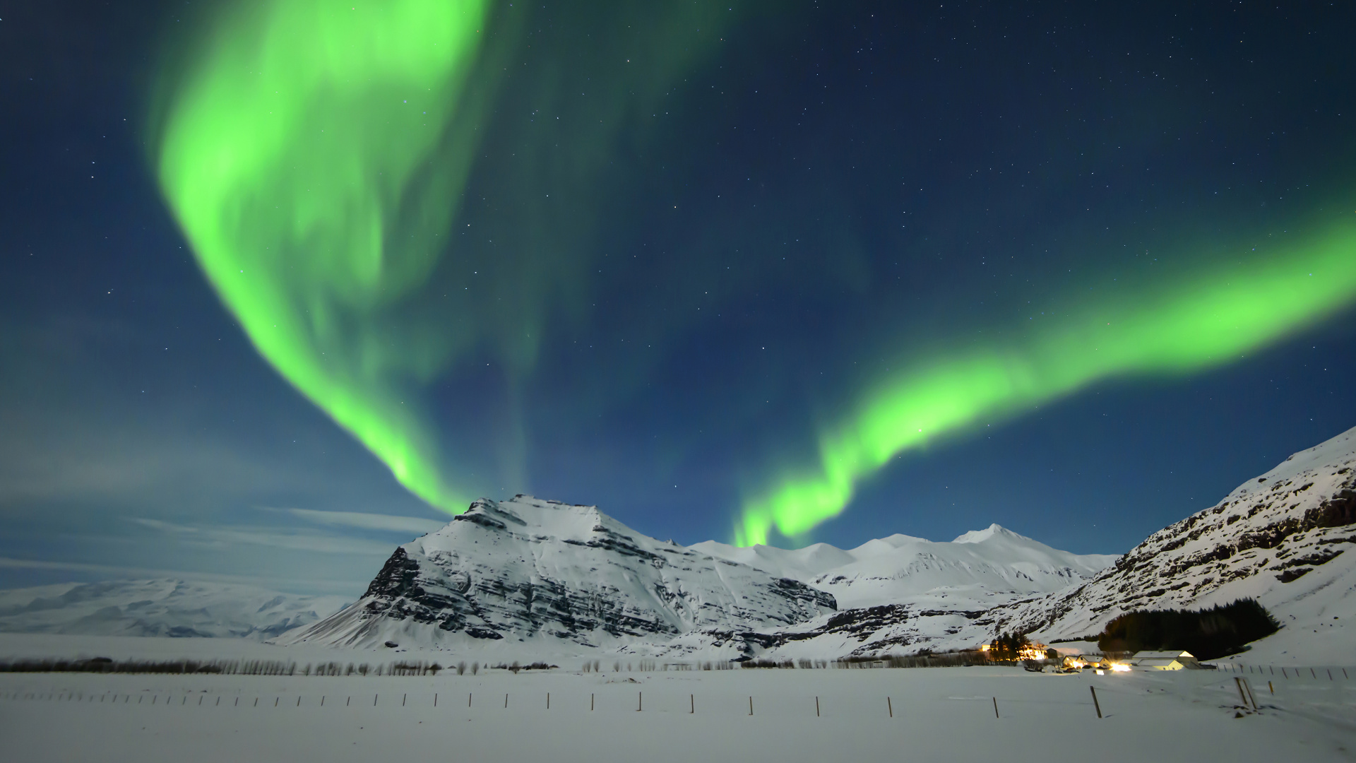 Montagne Couverte de Neige Sous un Ciel Vert. Wallpaper in 1920x1080 Resolution