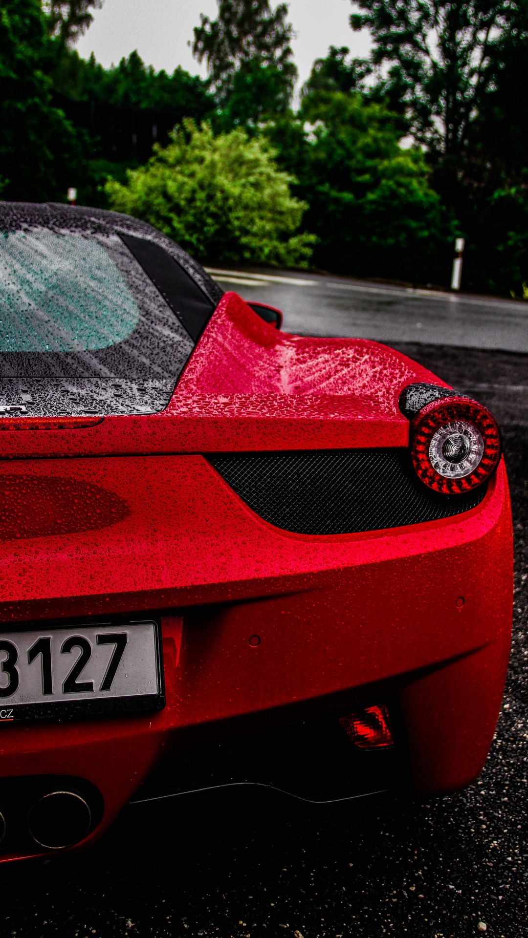 Ferrari 458 Italia Rojo en la Carretera Durante el Día. Wallpaper in 1080x1920 Resolution