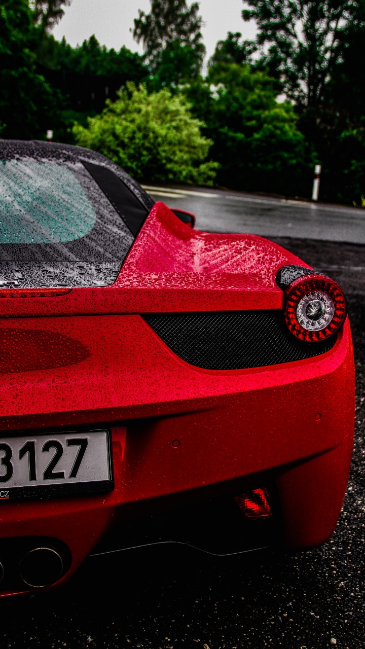 Ferrari 458 Italia Rojo en la Carretera Durante el Día. Wallpaper in 720x1280 Resolution