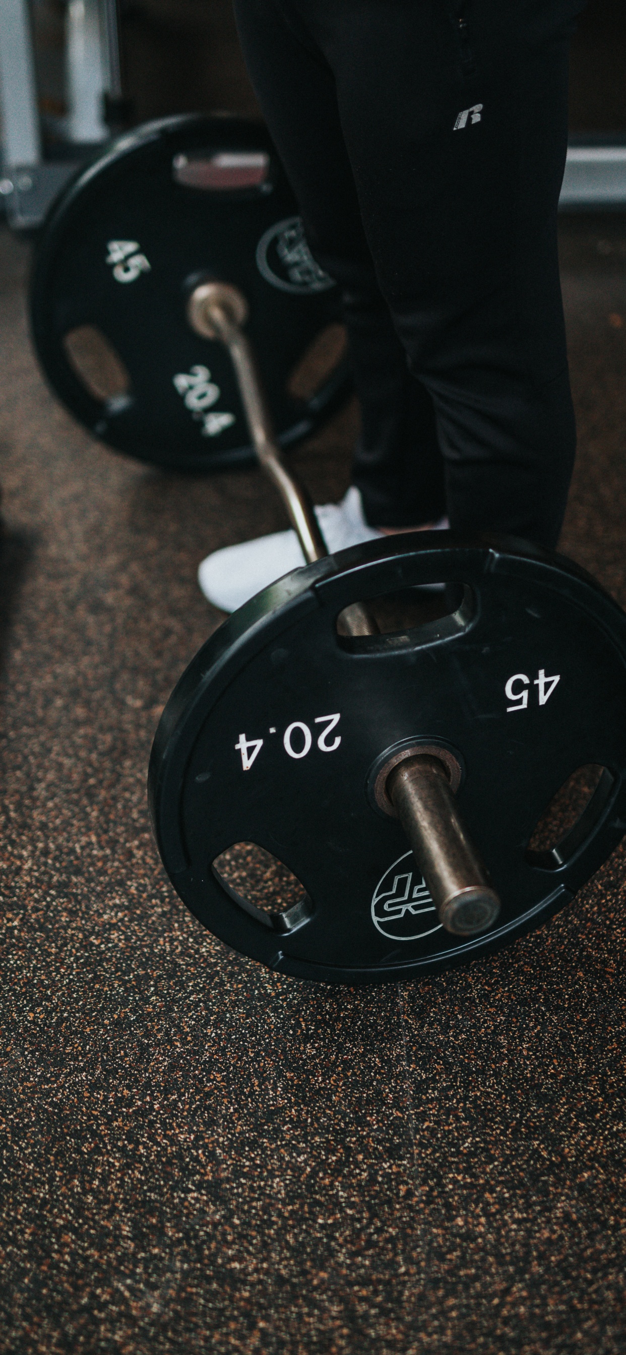 Mancuerna Negra y Plateada Sobre Alfombra Gris. Wallpaper in 1242x2688 Resolution