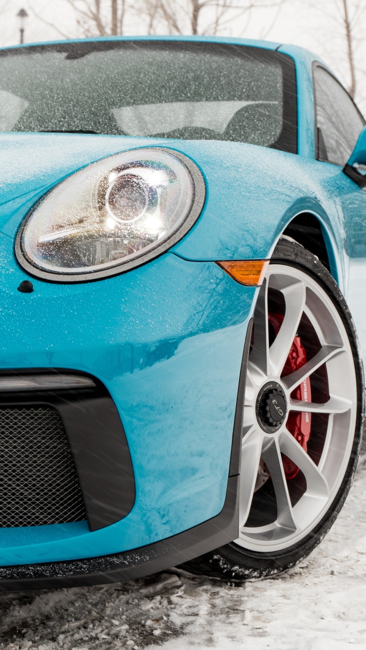 Blaues Bmw m 3 Coupe Auf Schneebedecktem Boden Tagsüber. Wallpaper in 720x1280 Resolution