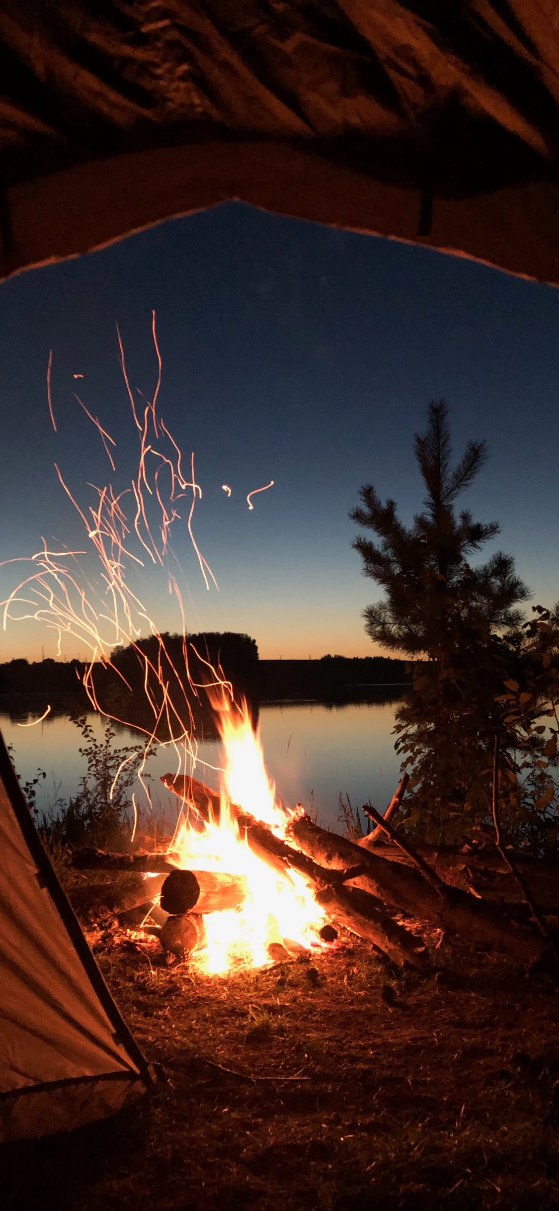 Camping, Carpa, la Hoguera, Calor, Fuego. Wallpaper in 1125x2436 Resolution