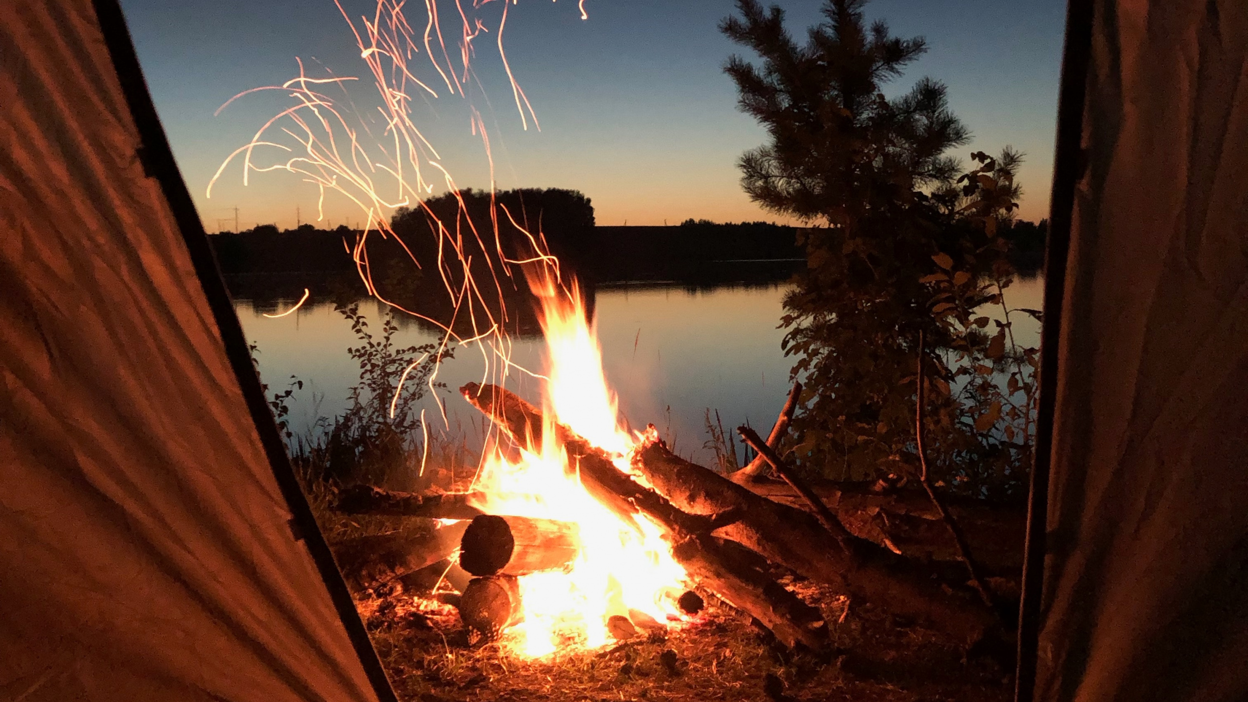 Camping, Carpa, la Hoguera, Calor, Fuego. Wallpaper in 2560x1440 Resolution