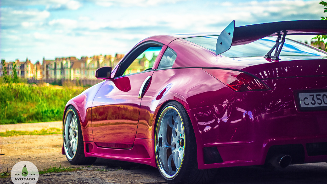 Porsche 911 Rouge Sur Terrain D'herbe Verte Pendant la Journée. Wallpaper in 1366x768 Resolution