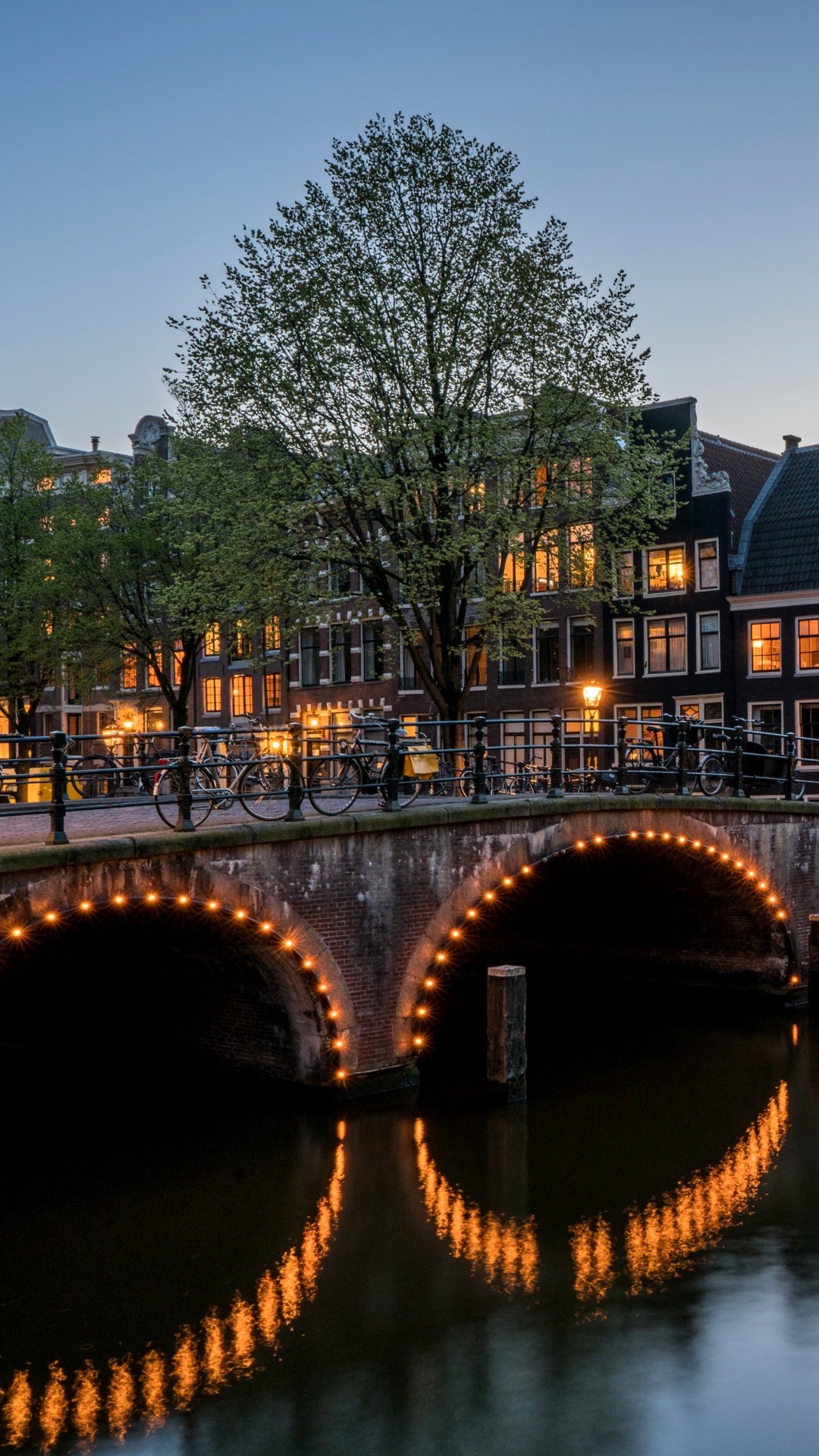 Braune Betonbrücke Über Den Fluss. Wallpaper in 1080x1920 Resolution