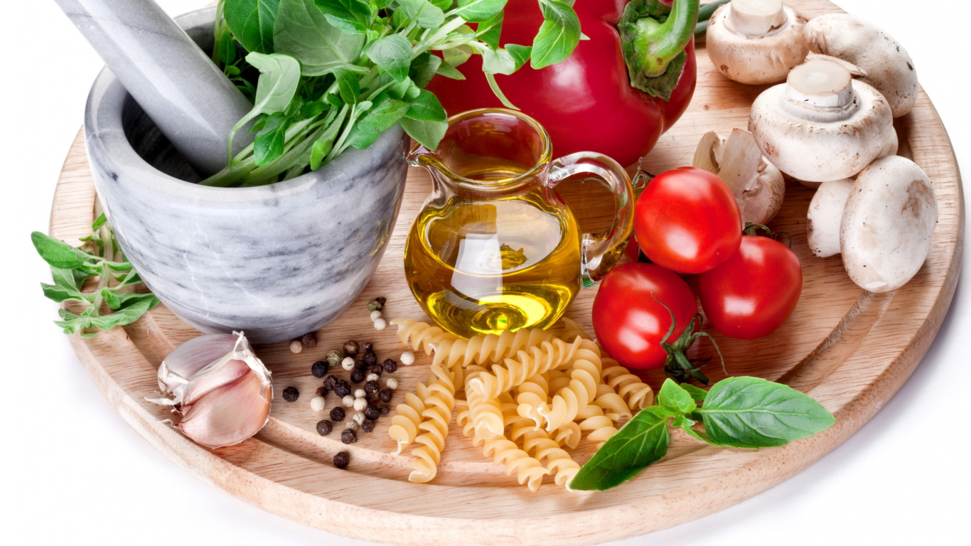 Rote Und Grüne Paprika Auf Weißer Keramikschale. Wallpaper in 1366x768 Resolution