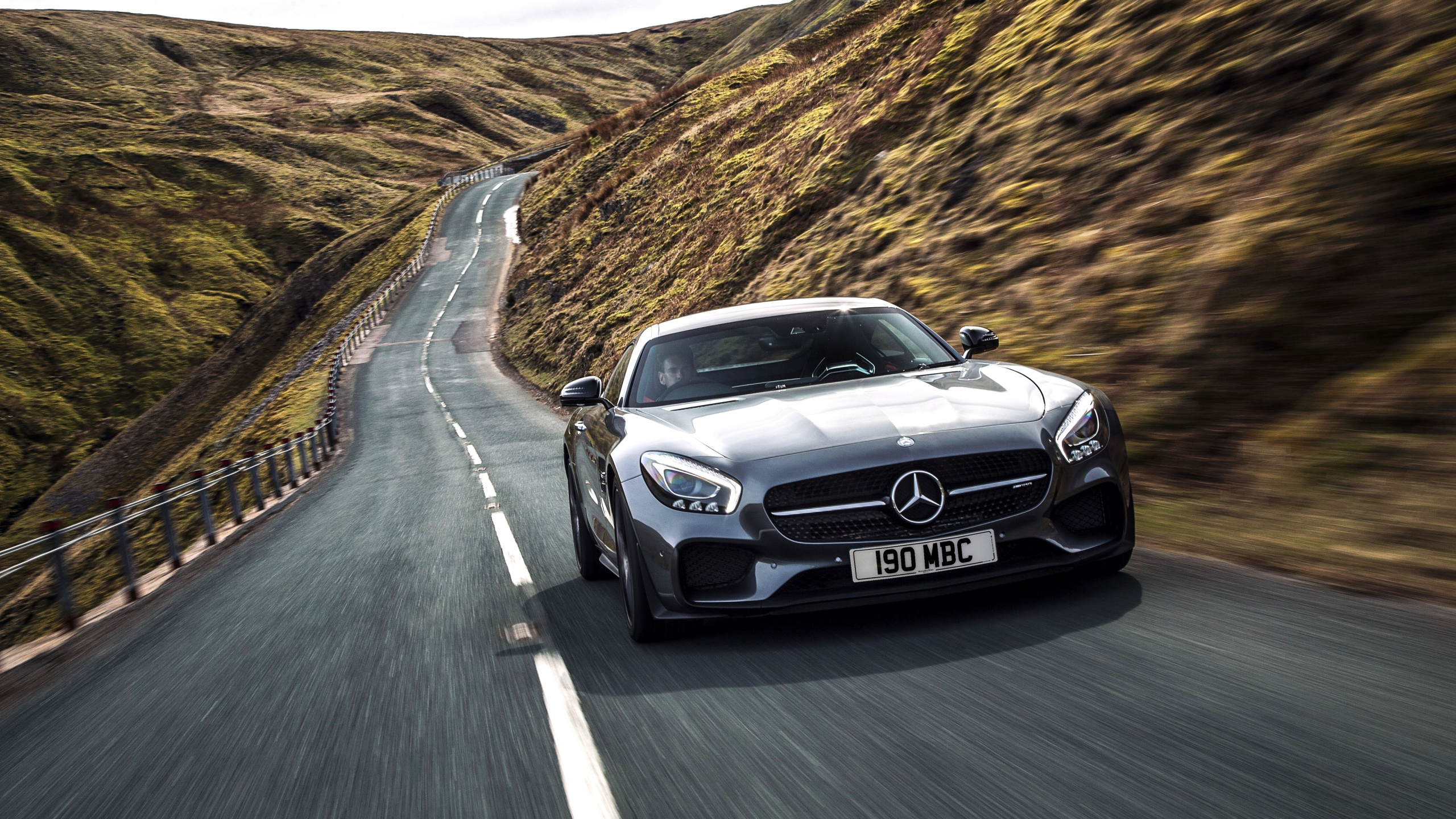 Silbernes Mercedes Benz Coupé Tagsüber Unterwegsup. Wallpaper in 2560x1440 Resolution