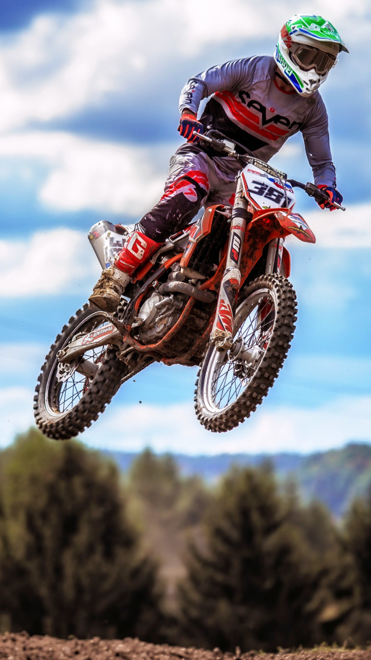 Hombre en Traje de Motocicleta Blanco y Negro Montando Motocross Dirt Bike. Wallpaper in 750x1334 Resolution