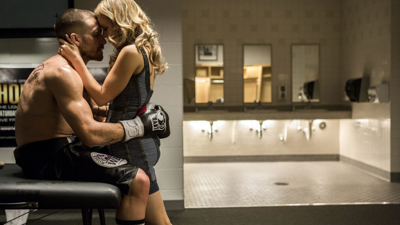 Frau in Schwarzem Tank-Top Und Blauen Jeans-Shorts, Die Mann in Schwarzen Shorts Küssen. Wallpaper in 1280x720 Resolution