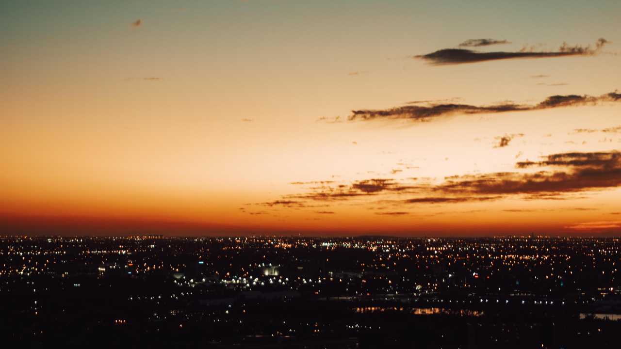 Silhouette Von Stadtgebäuden Bei Sonnenuntergang. Wallpaper in 1280x720 Resolution