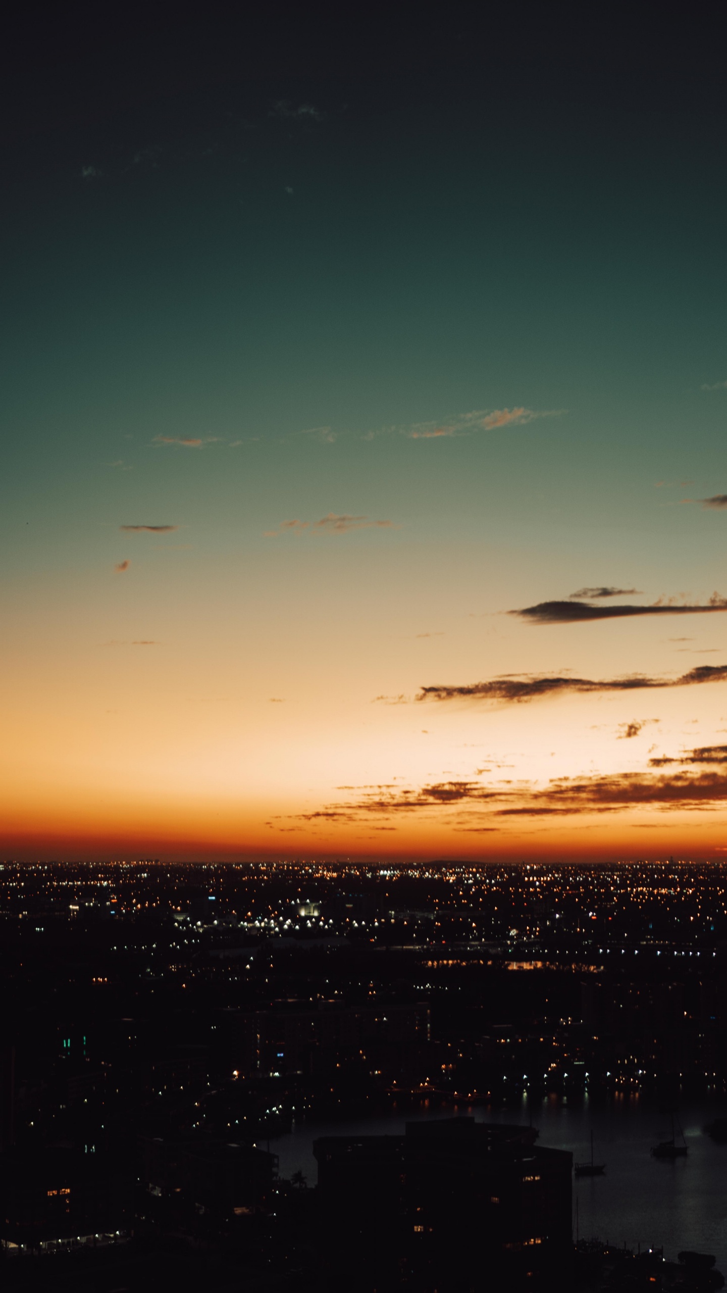 Silhouette Von Stadtgebäuden Bei Sonnenuntergang. Wallpaper in 1440x2560 Resolution