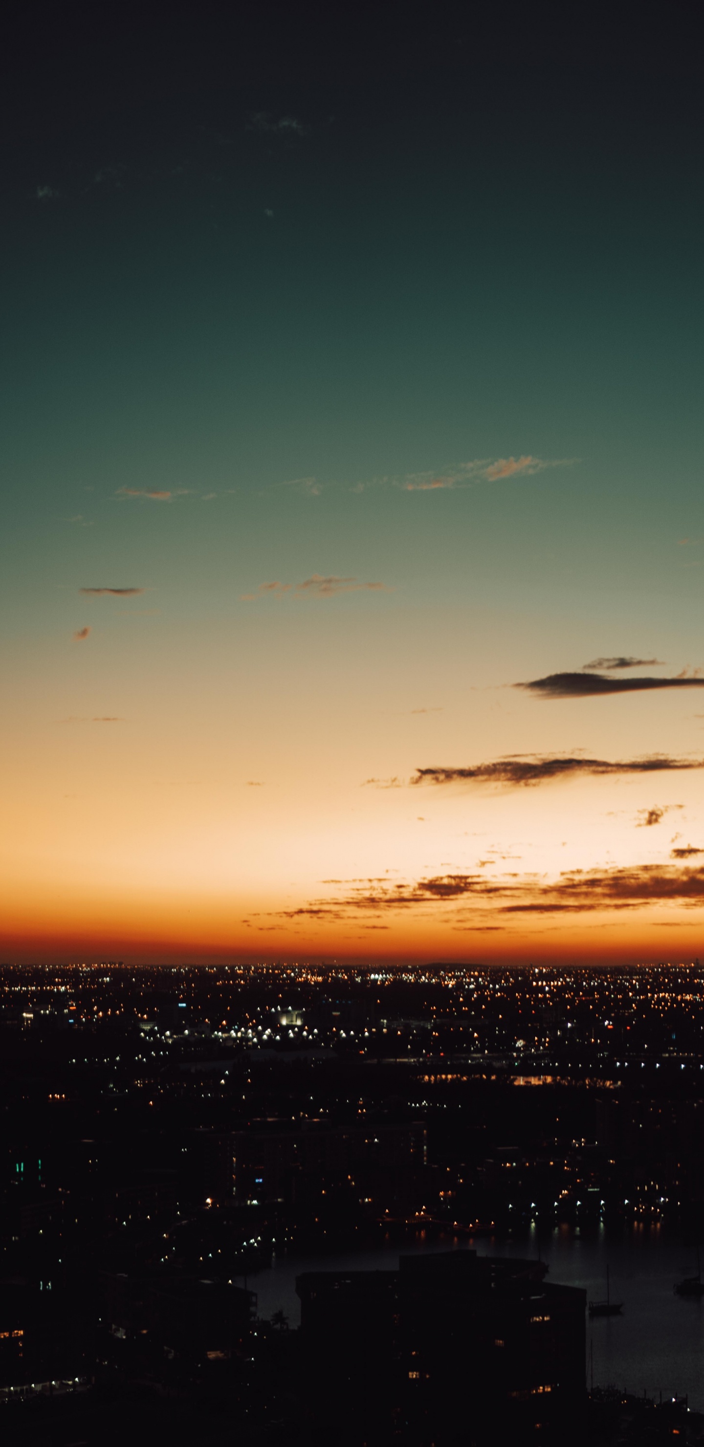 Silhouette Von Stadtgebäuden Bei Sonnenuntergang. Wallpaper in 1440x2960 Resolution