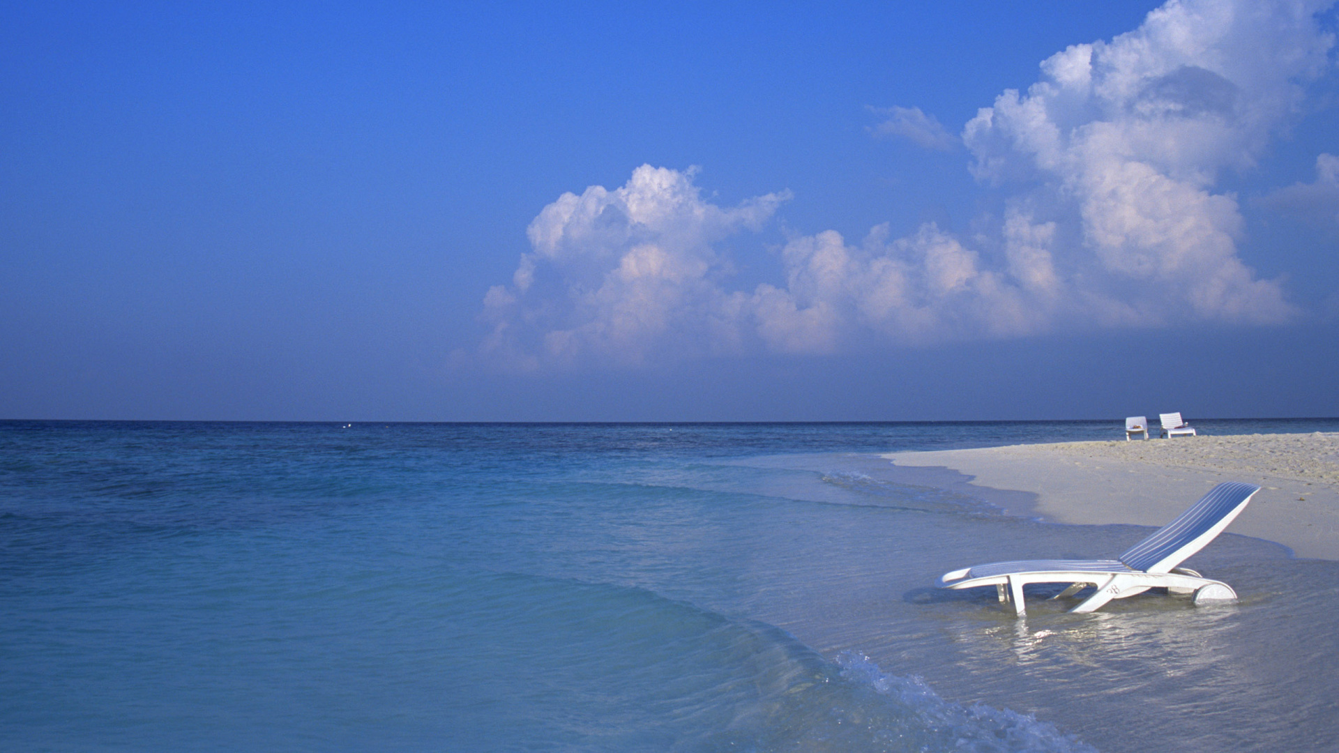 Bateau Blanc Sur Mer Sous Ciel Bleu et Nuages Blancs Pendant la Journée. Wallpaper in 1920x1080 Resolution