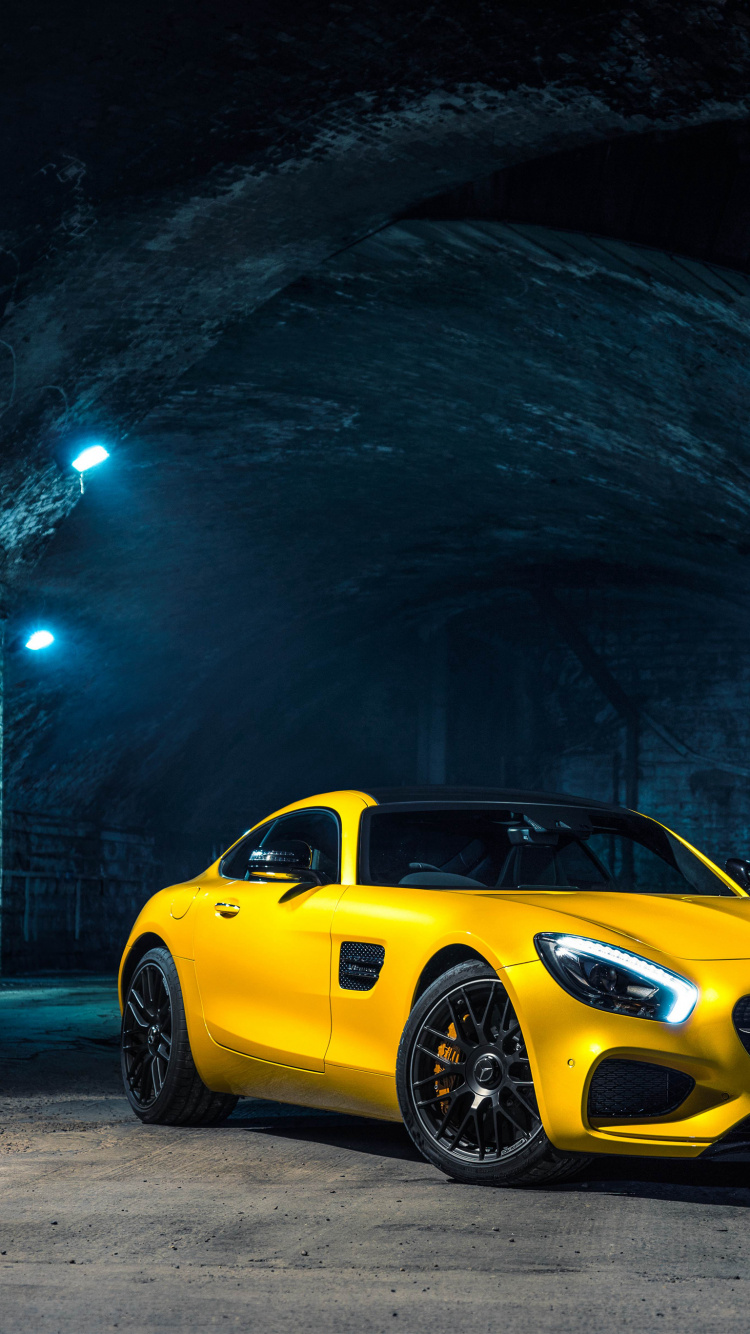 Gelber Porsche 911 im Tunnel Geparkt. Wallpaper in 750x1334 Resolution