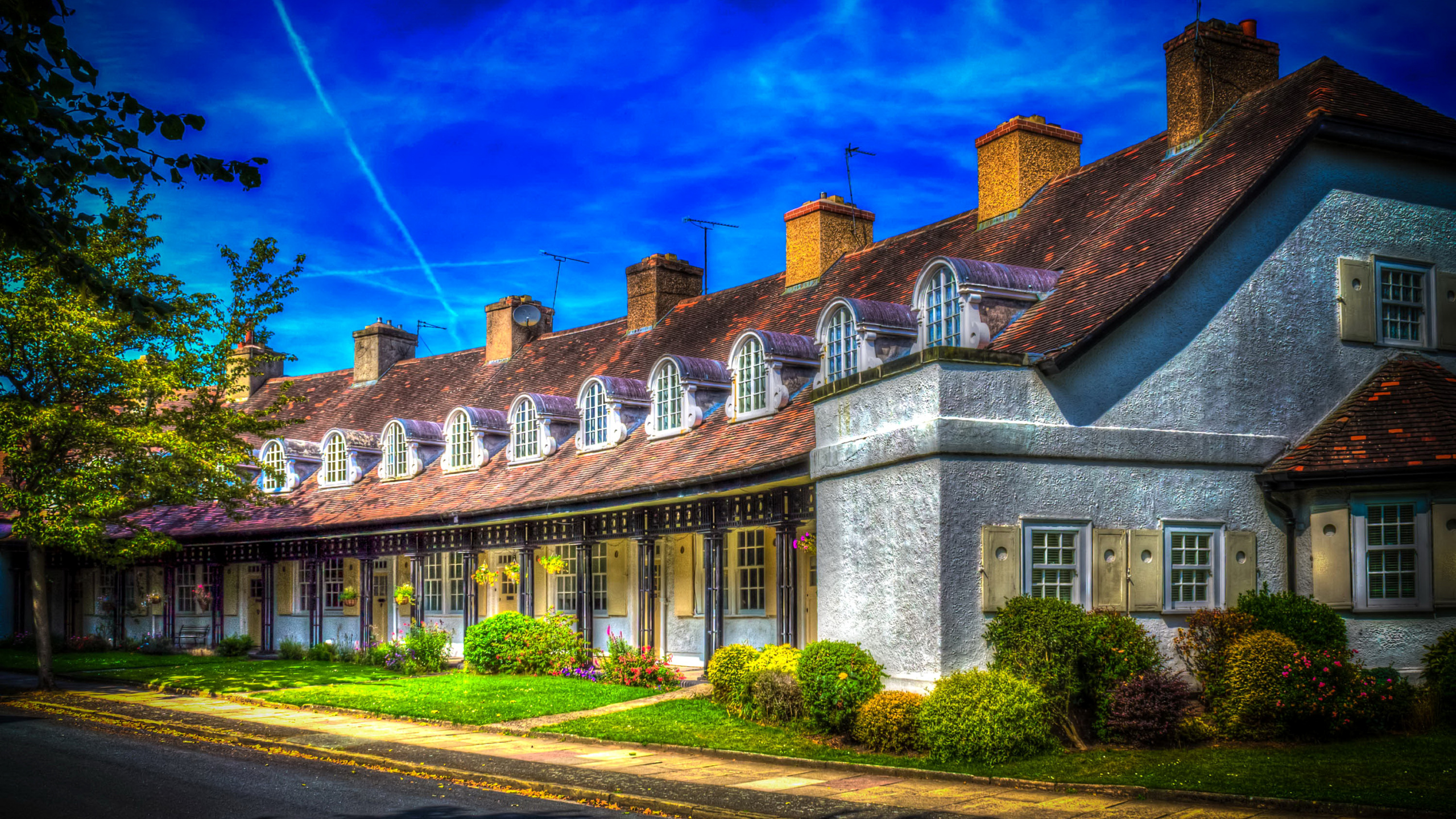 Edificio de Hormigón Marrón y Blanco Bajo un Cielo Azul Durante el Día. Wallpaper in 2560x1440 Resolution