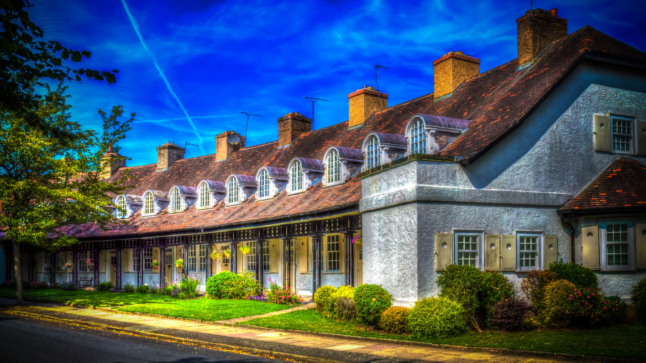 Braun-weißes Betongebäude Unter Blauem Himmel Tagsüber. Wallpaper in 1280x720 Resolution