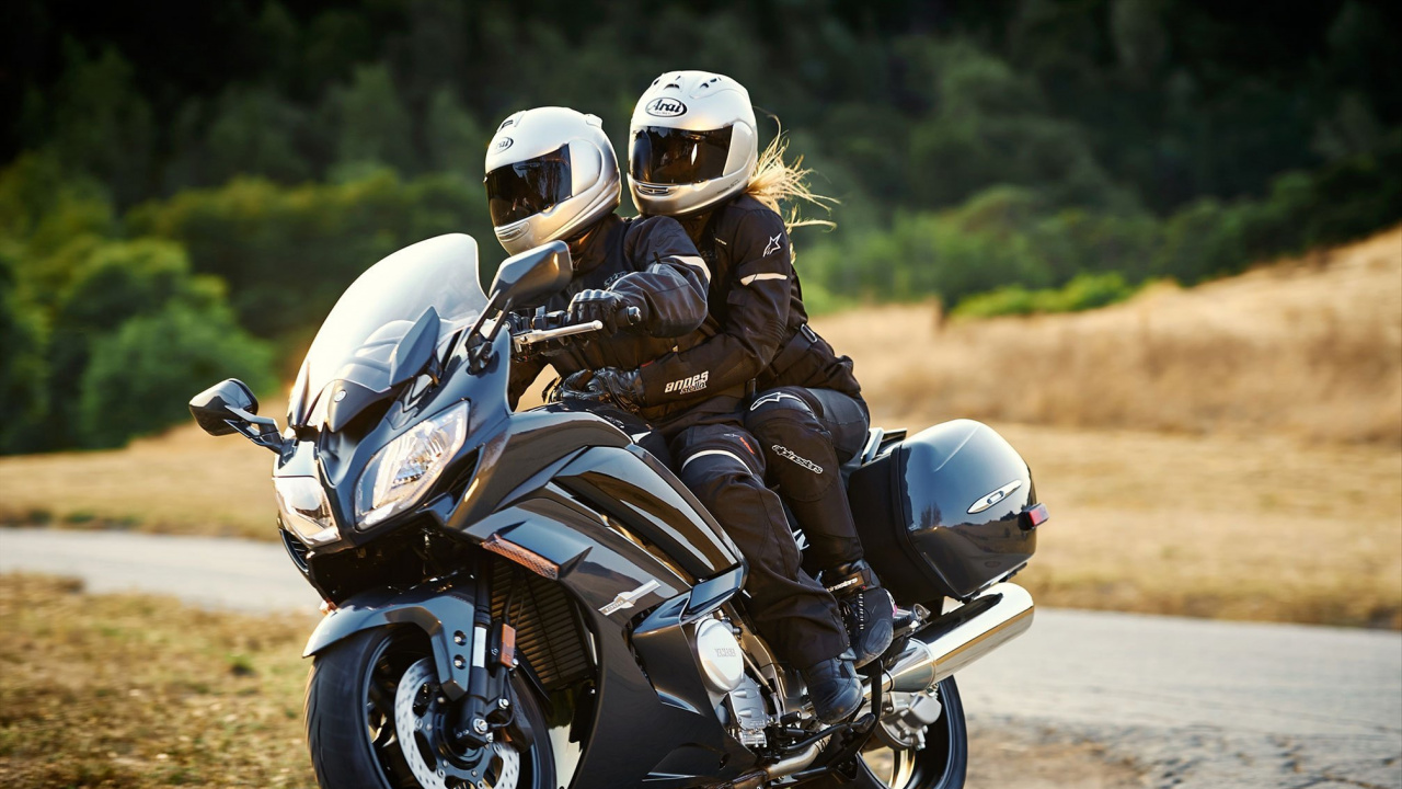 Homme au Casque de Moto Noir et Blanc à Cheval Sur un Vélo de Sport Noir Pendant la Journée. Wallpaper in 1280x720 Resolution