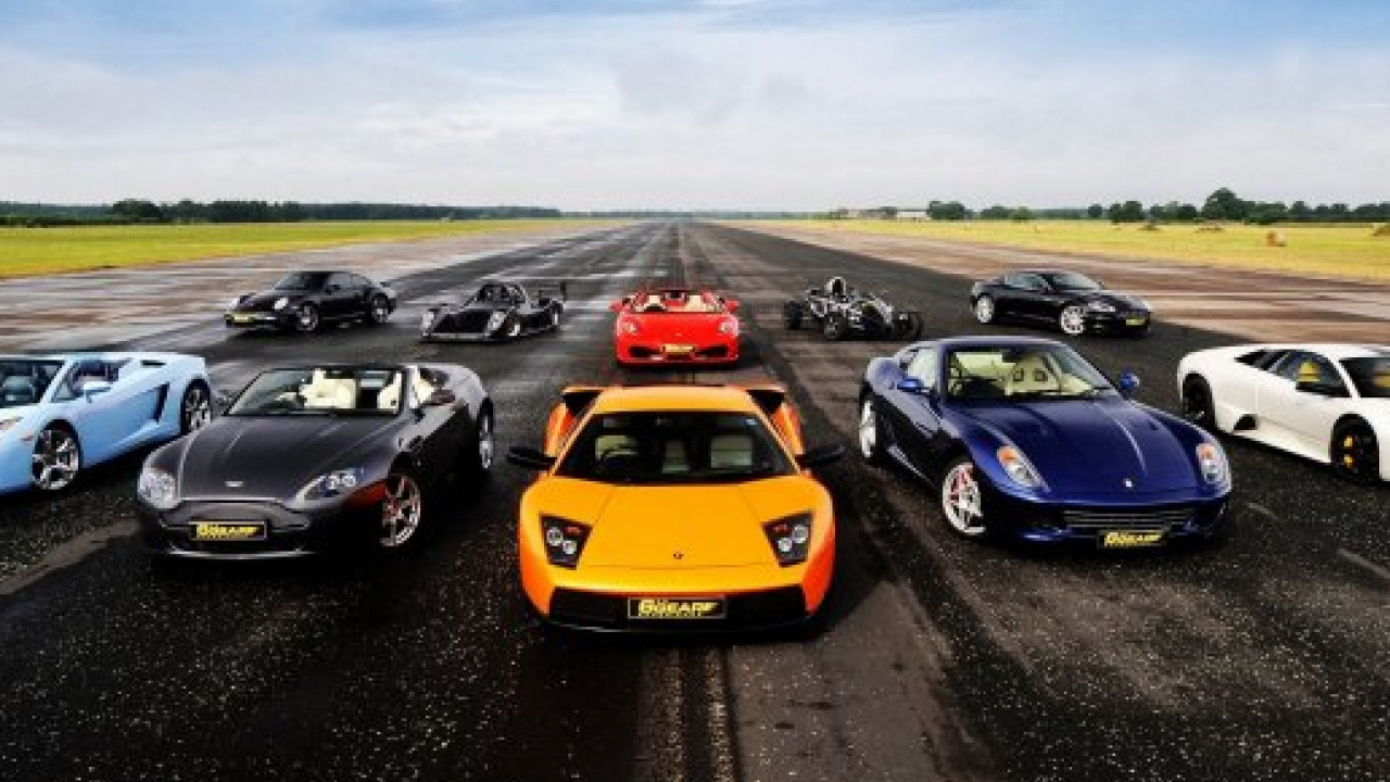 Voiture de Sport Noire et Jaune Sur Route Pendant la Journée. Wallpaper in 1280x720 Resolution