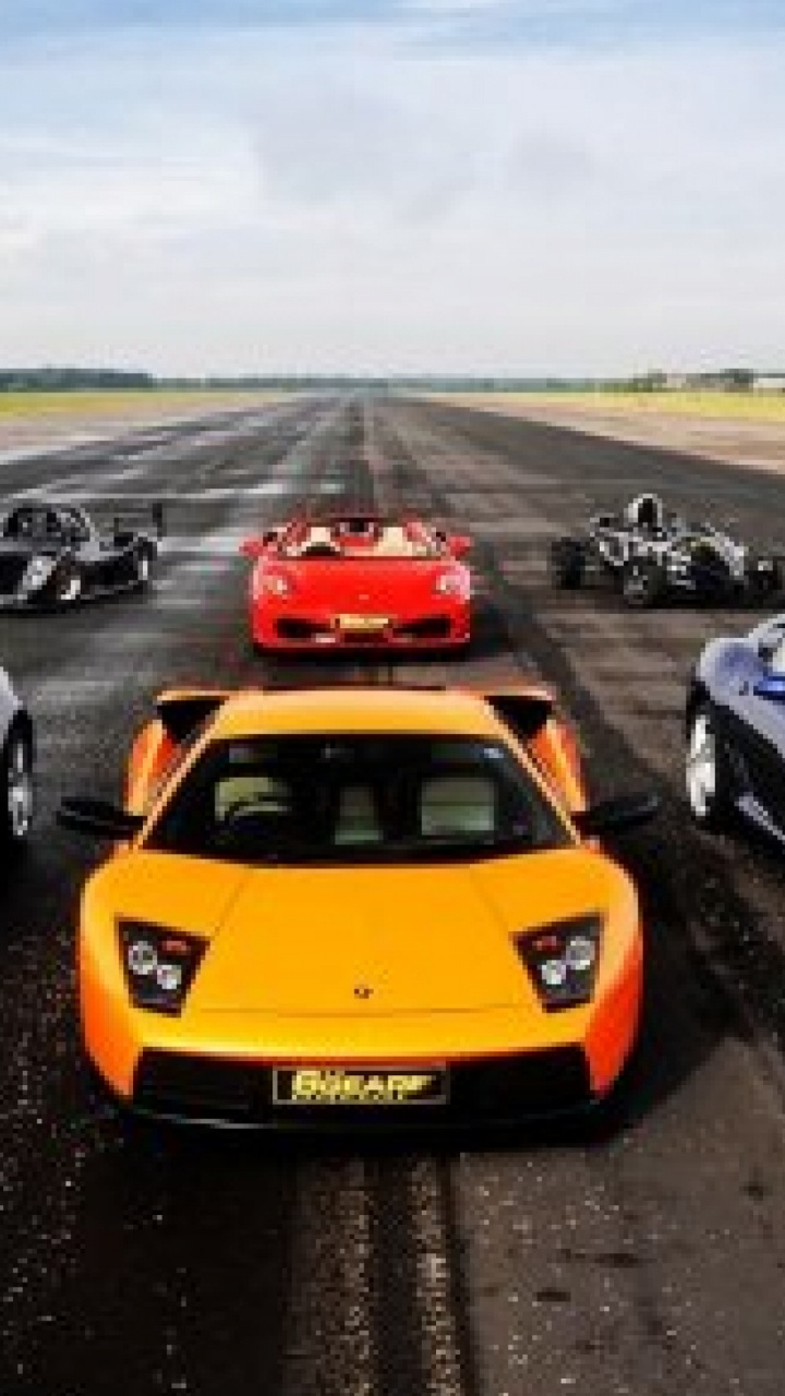 Voiture de Sport Noire et Jaune Sur Route Pendant la Journée. Wallpaper in 720x1280 Resolution