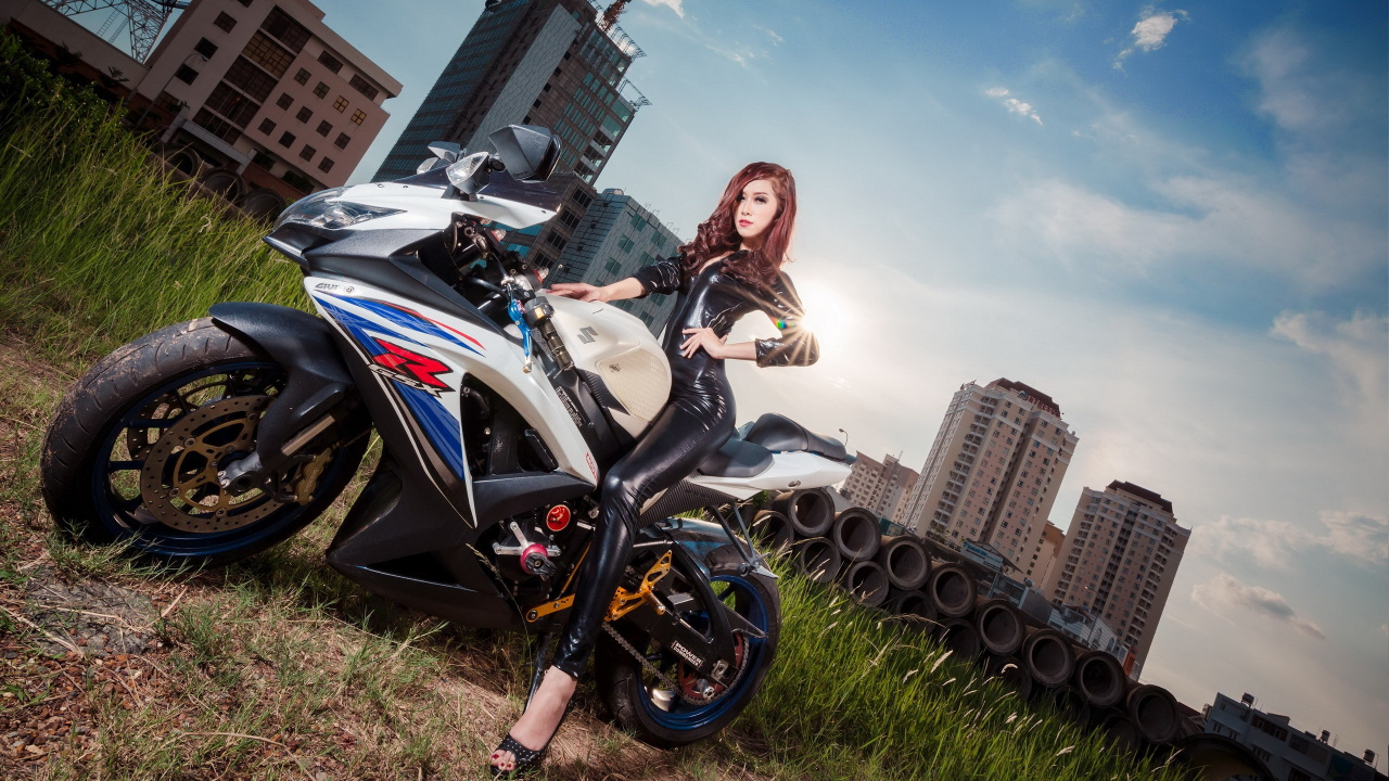 Woman in Black Jacket Sitting on Black Sports Bike. Wallpaper in 1280x720 Resolution