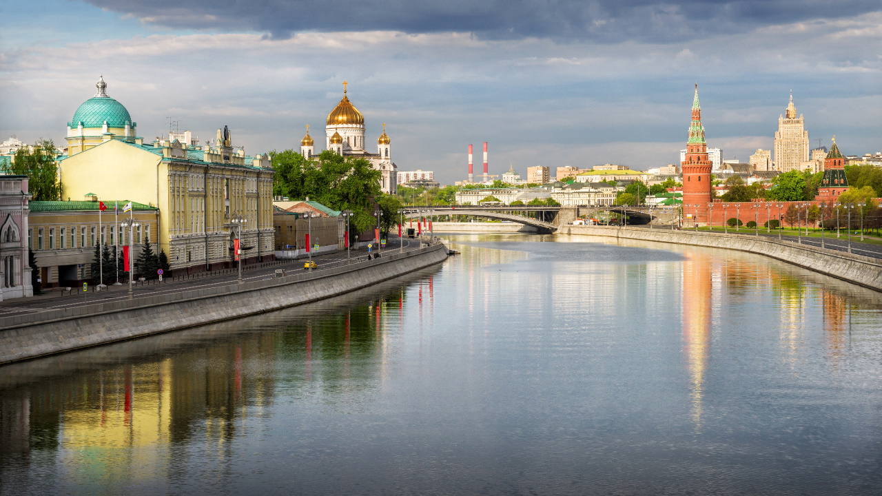 Body of Water Near Buildings Under Cloudy Sky During Daytime. Wallpaper in 1280x720 Resolution