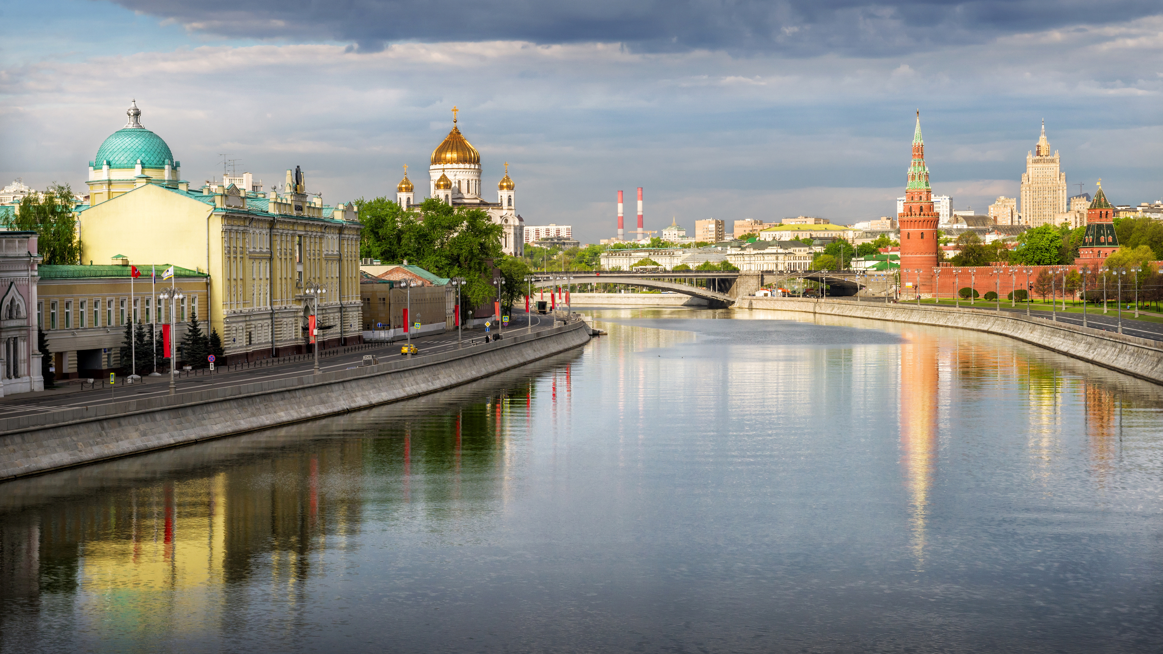 Body of Water Near Buildings Under Cloudy Sky During Daytime. Wallpaper in 3840x2160 Resolution