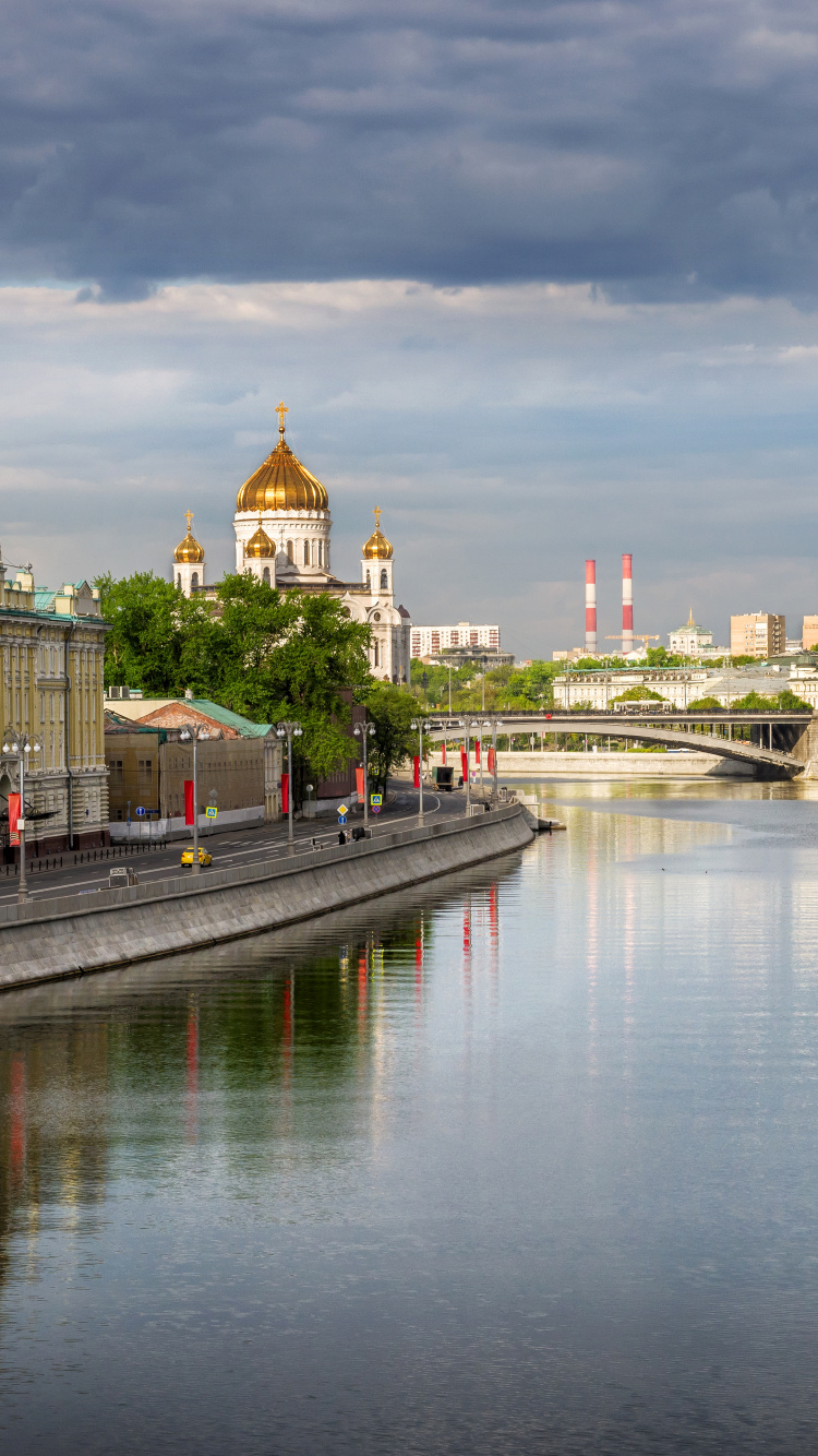 Body of Water Near Buildings Under Cloudy Sky During Daytime. Wallpaper in 750x1334 Resolution