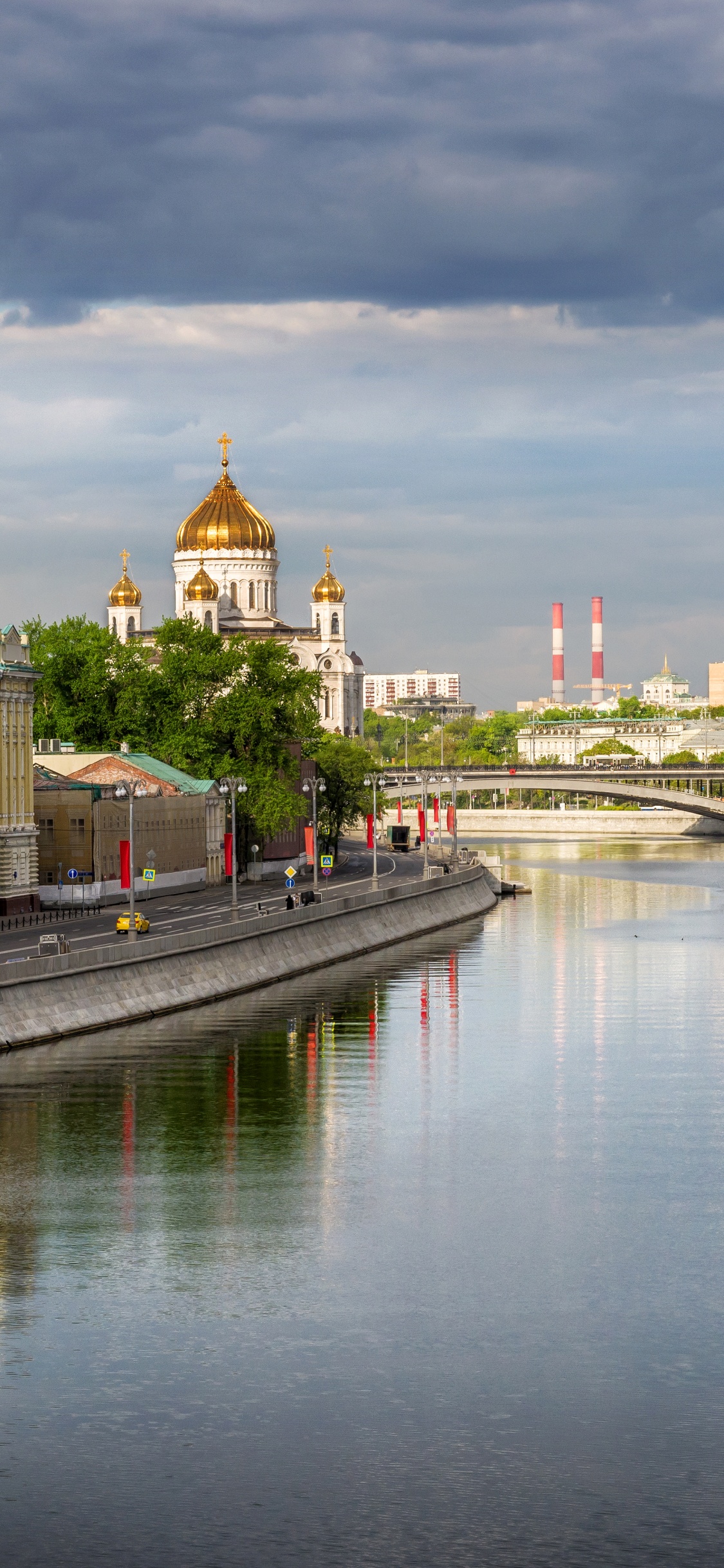 Cuerpo de Agua Cerca de Edificios Bajo un Cielo Nublado Durante el Día.. Wallpaper in 1125x2436 Resolution