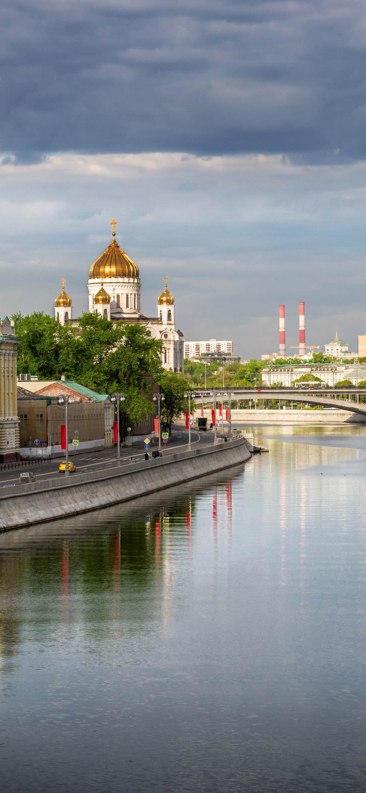 Plan D'eau Près Des Bâtiments Sous un Ciel Nuageux Pendant la Journée. Wallpaper in 1242x2688 Resolution