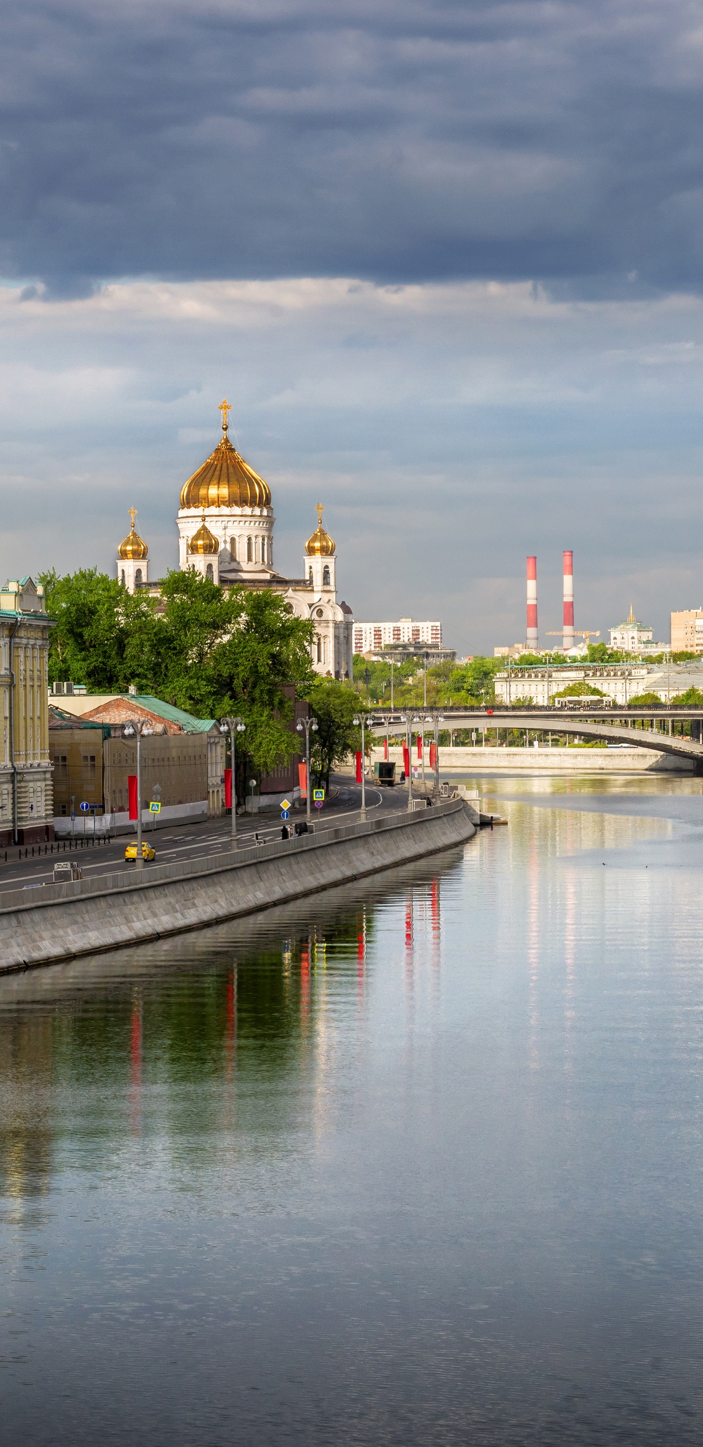Gewässer in Der Nähe Von Gebäuden Bei Bewölktem Himmel Tagsüber. Wallpaper in 1440x2960 Resolution