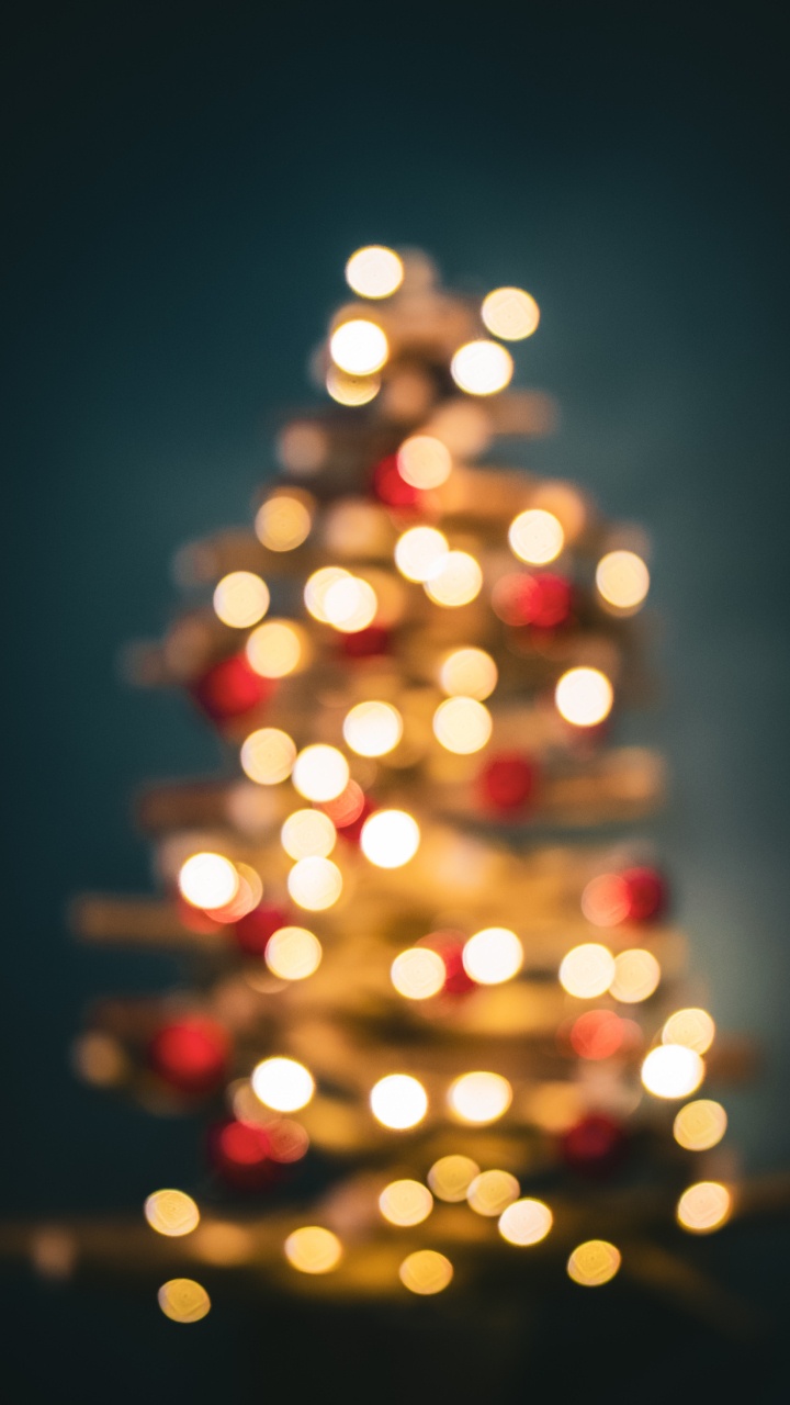 Rot-weißer Weihnachtsbaum Mit Lichtern. Wallpaper in 720x1280 Resolution