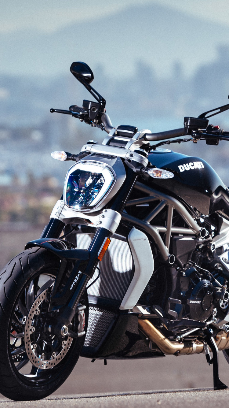 Schwarz-silbernes Cruiser-Motorrad. Wallpaper in 750x1334 Resolution