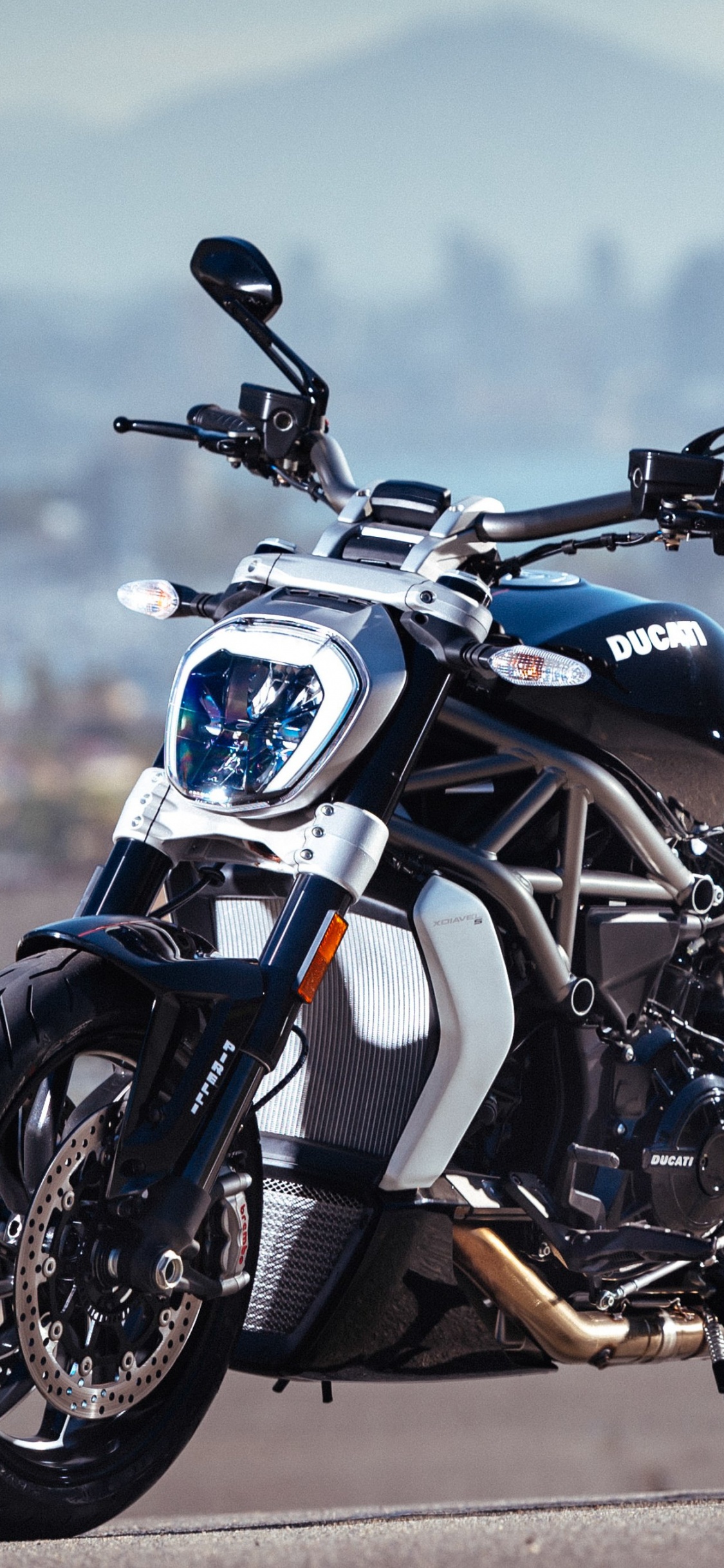 Moto Cruiser Noir et Argent. Wallpaper in 1125x2436 Resolution