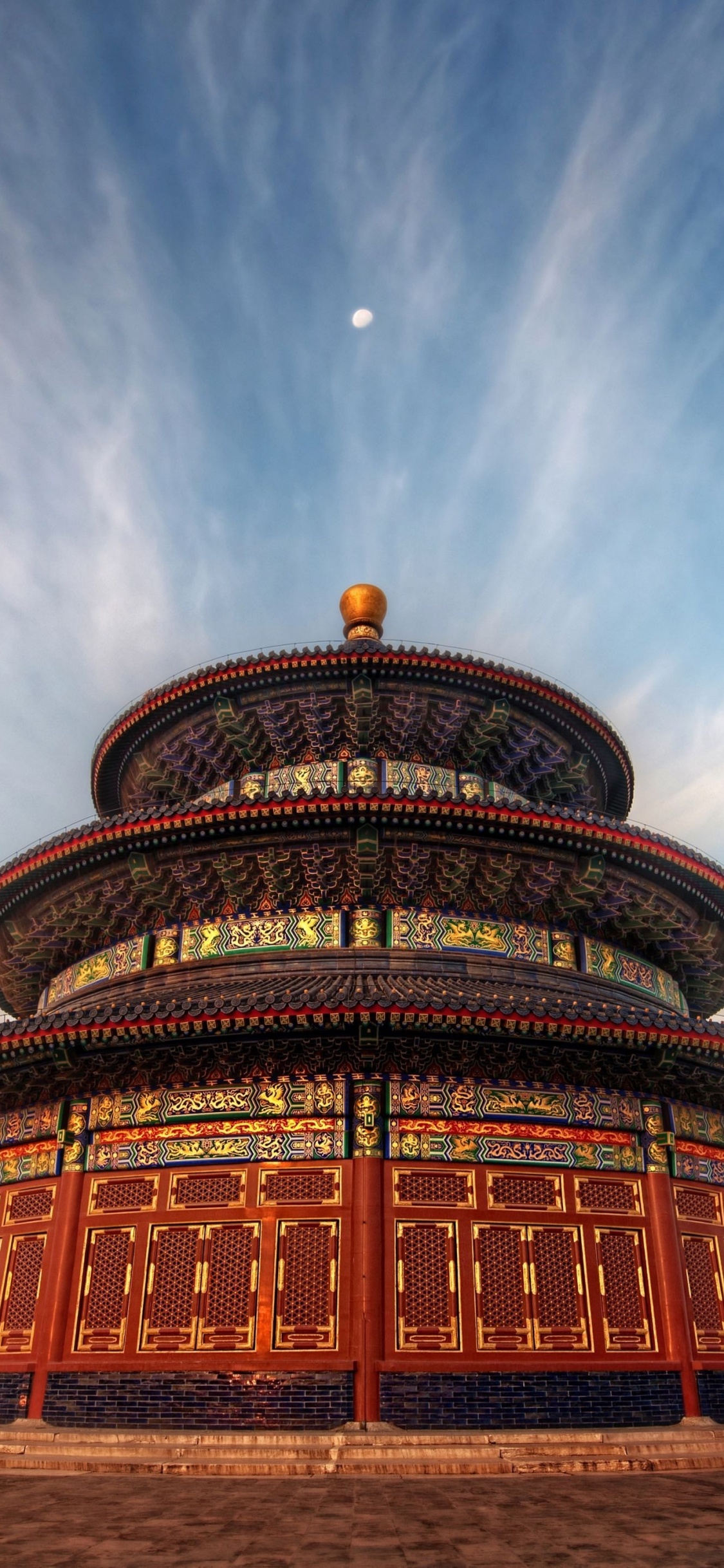 Braunes Und Schwarzes Gebäude Unter Blauem Himmel Tagsüber. Wallpaper in 1125x2436 Resolution