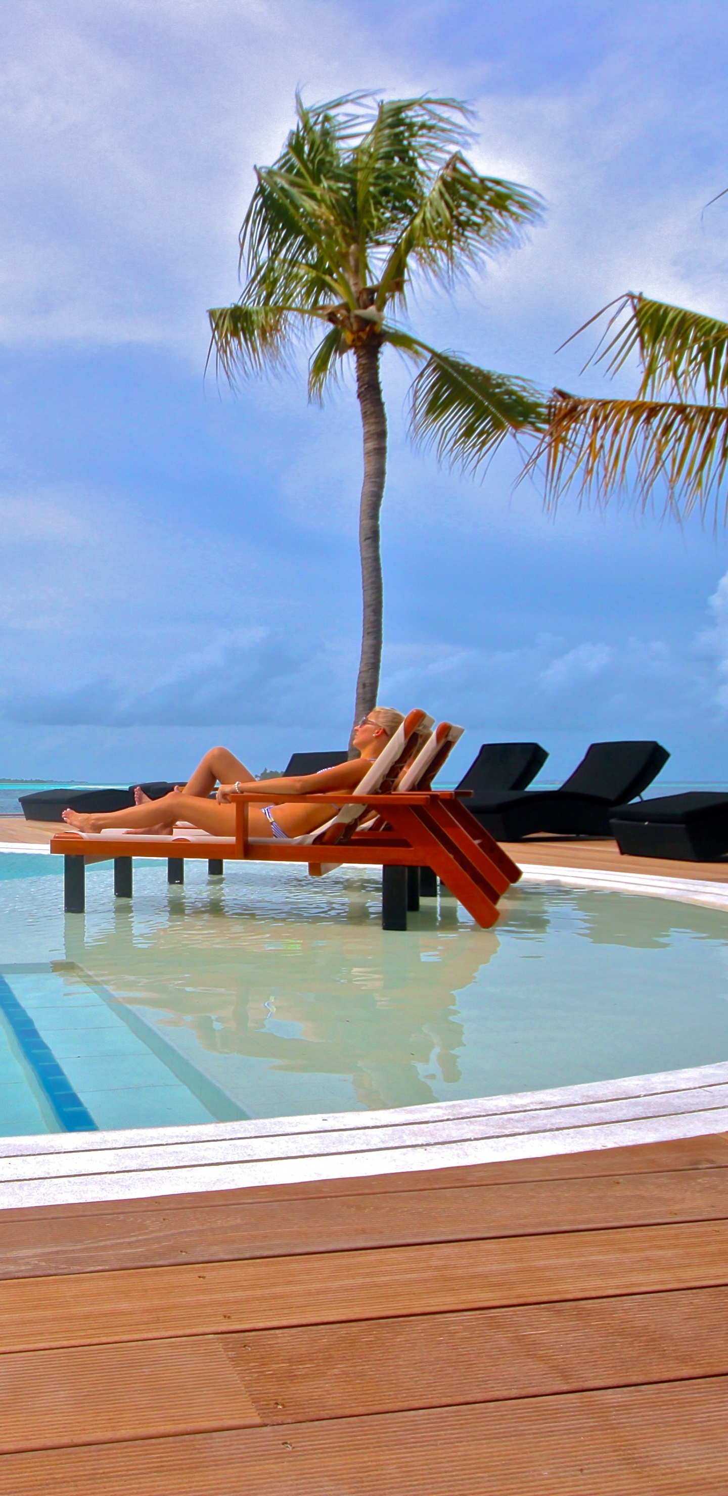 2 Brown Wooden Lounge Chairs on White Sand Beach During Daytime. Wallpaper in 1440x2960 Resolution