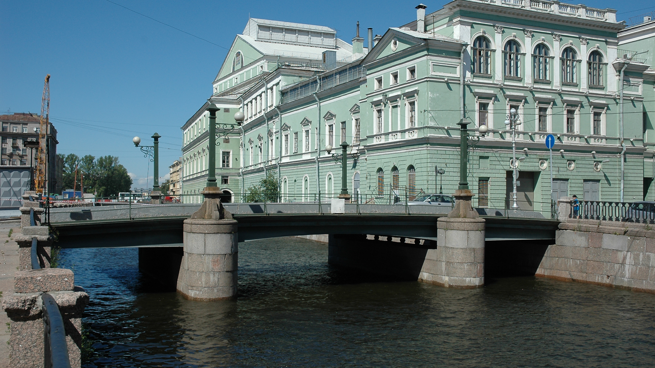 White Concrete Building Near Bridge During Daytime. Wallpaper in 2560x1440 Resolution