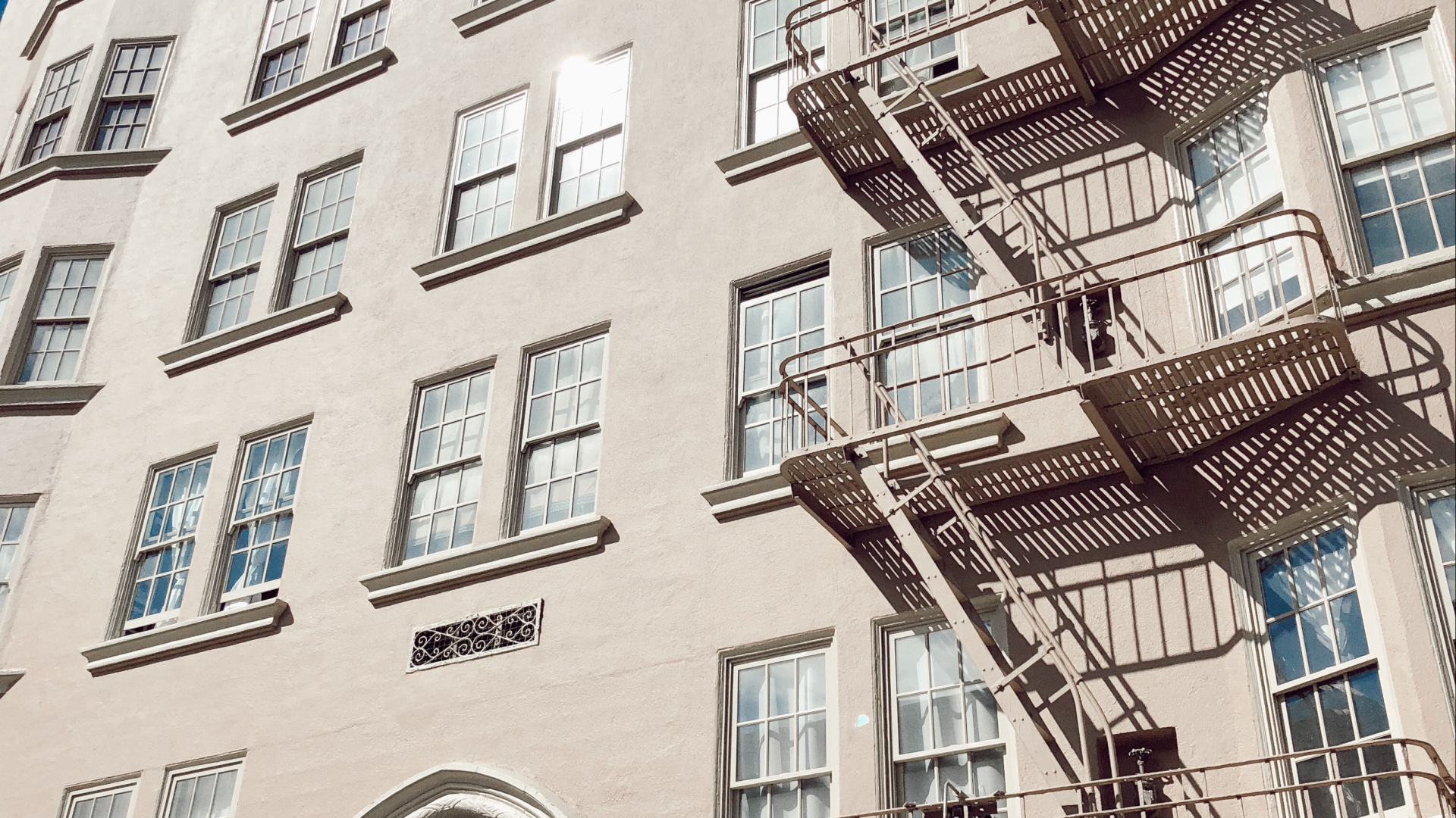 Wahrzeichen, Fenster, Tower Block, Wohngebiet, Blau. Wallpaper in 1920x1080 Resolution