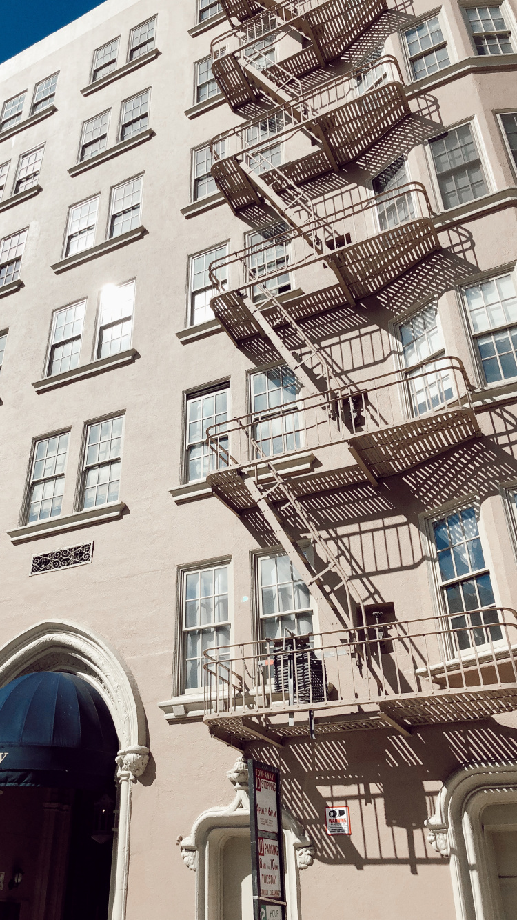 Wahrzeichen, Fenster, Tower Block, Wohngebiet, Blau. Wallpaper in 750x1334 Resolution