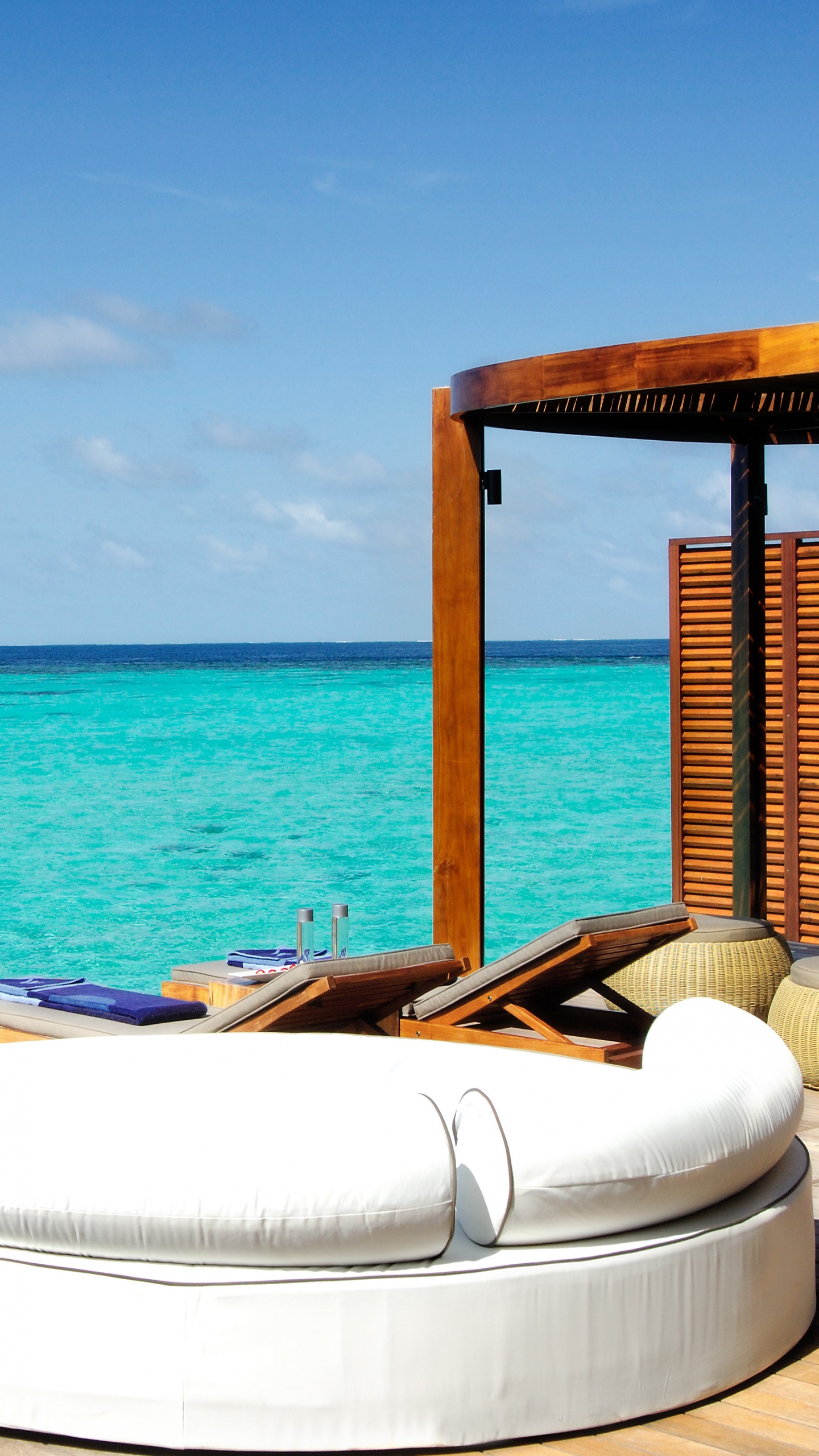 Weißes Und Braunes Holzboot Auf Blauem Meer Unter Blauem Himmel Tagsüber. Wallpaper in 1440x2560 Resolution