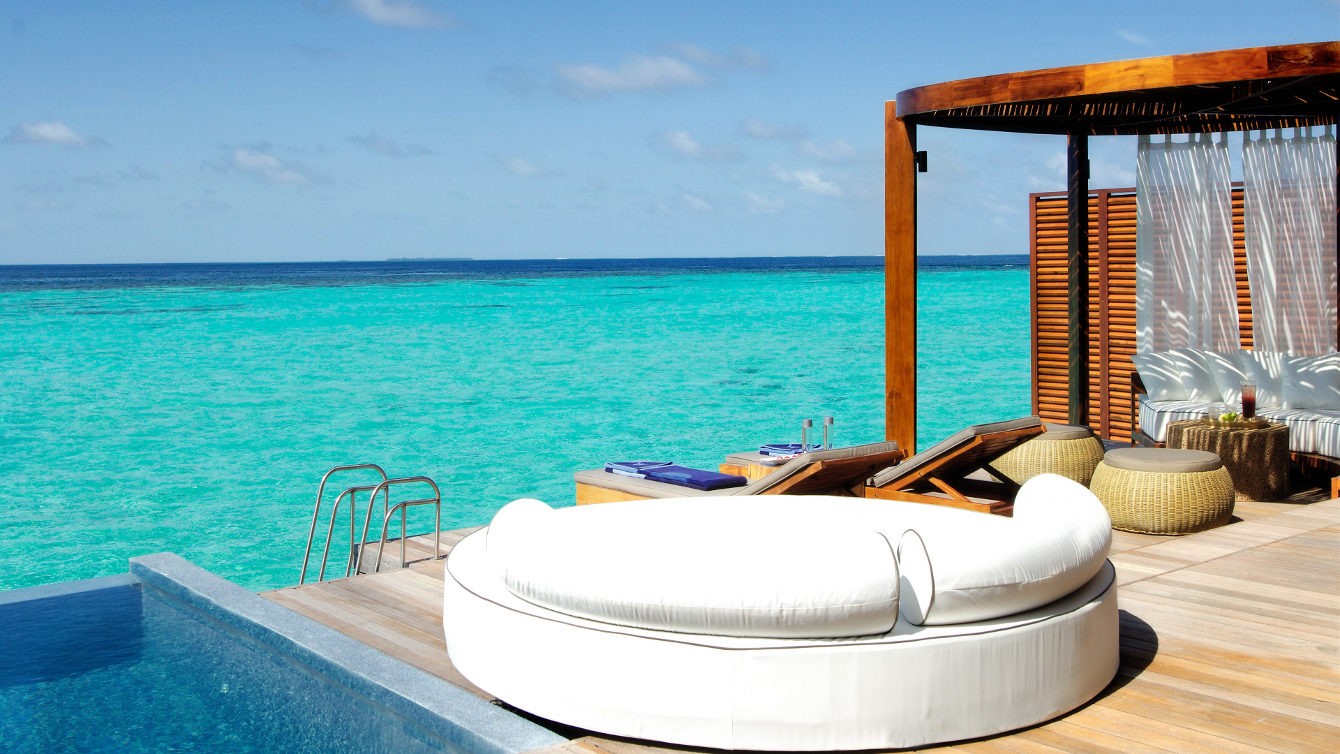 Weißes Und Braunes Holzboot Auf Blauem Meer Unter Blauem Himmel Tagsüber. Wallpaper in 1920x1080 Resolution